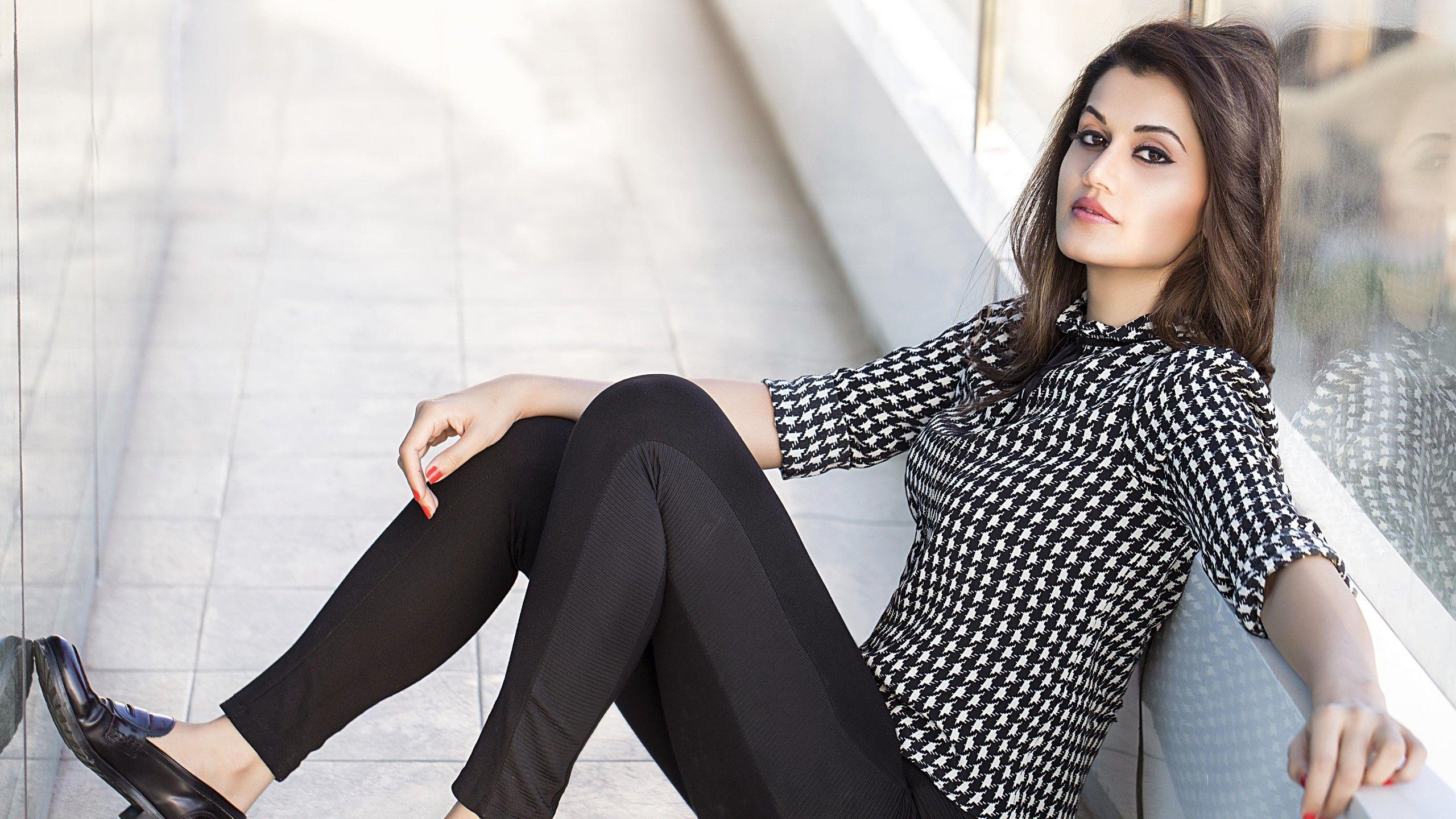 2560x1440 Taapsee Pannu in black Wallpaper 2k Quad HD