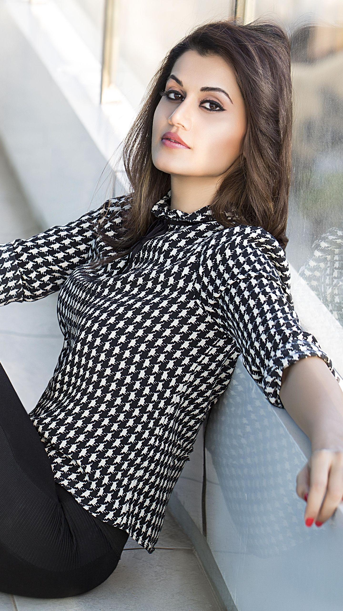1440x2560 Women Taapsee Pannu (1440x2560) Wallpaper