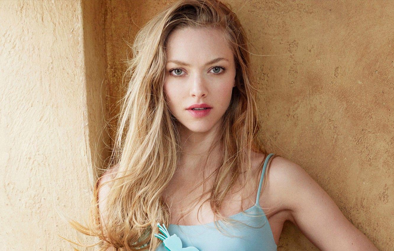 1332x850 Wallpaper wall, dress, actress, hairstyle, Amanda Seyfried