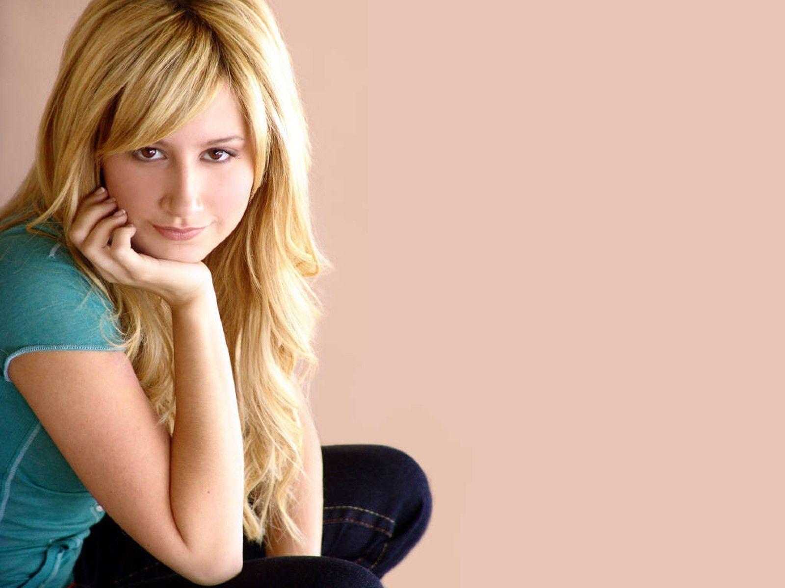 1600x1200 Ashley Tisdale HD Desktop