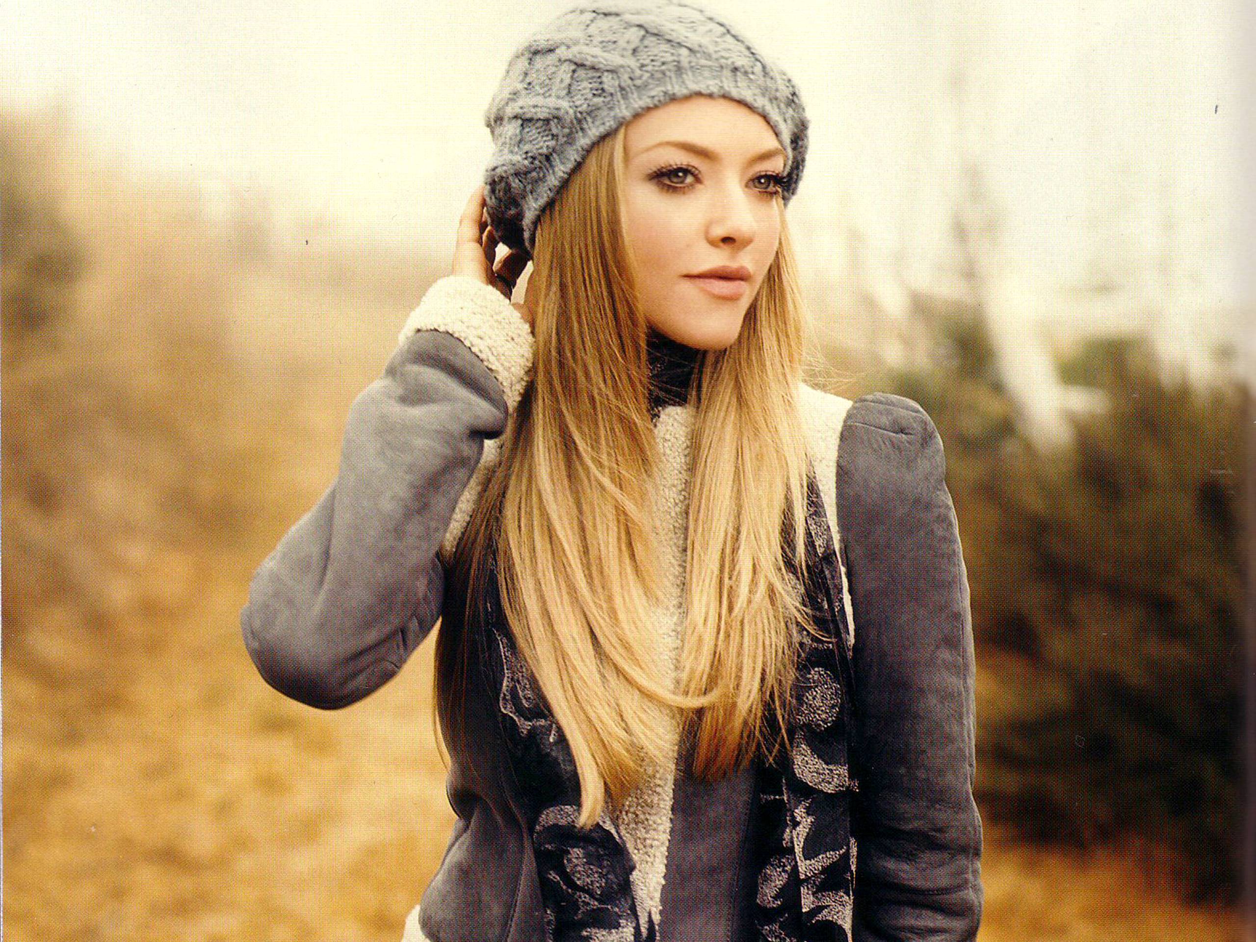 2560x1920 Amanda Seyfried Wallpaper