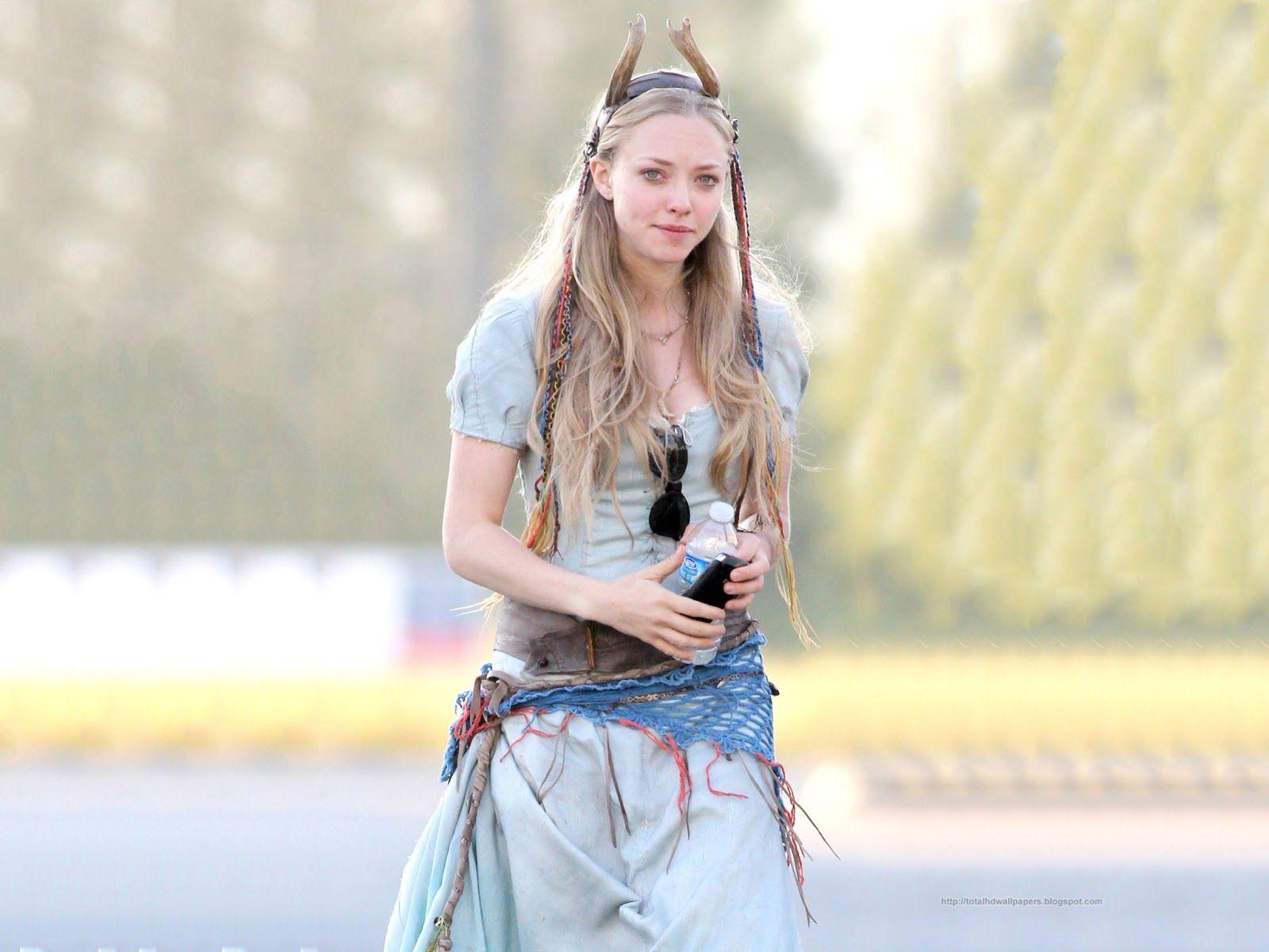 1600x1200 Amanda Seyfried Wallpaper HD