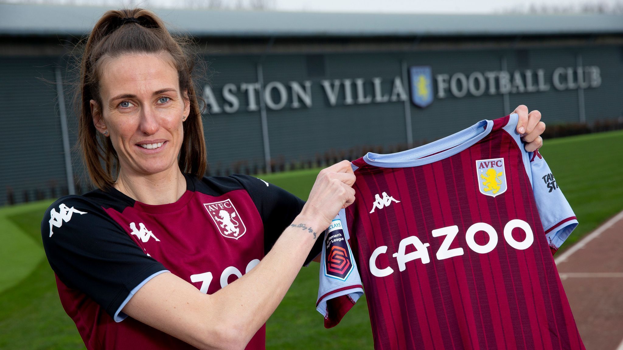 2048x1152 Jill Scott: Aston Villa sign England
