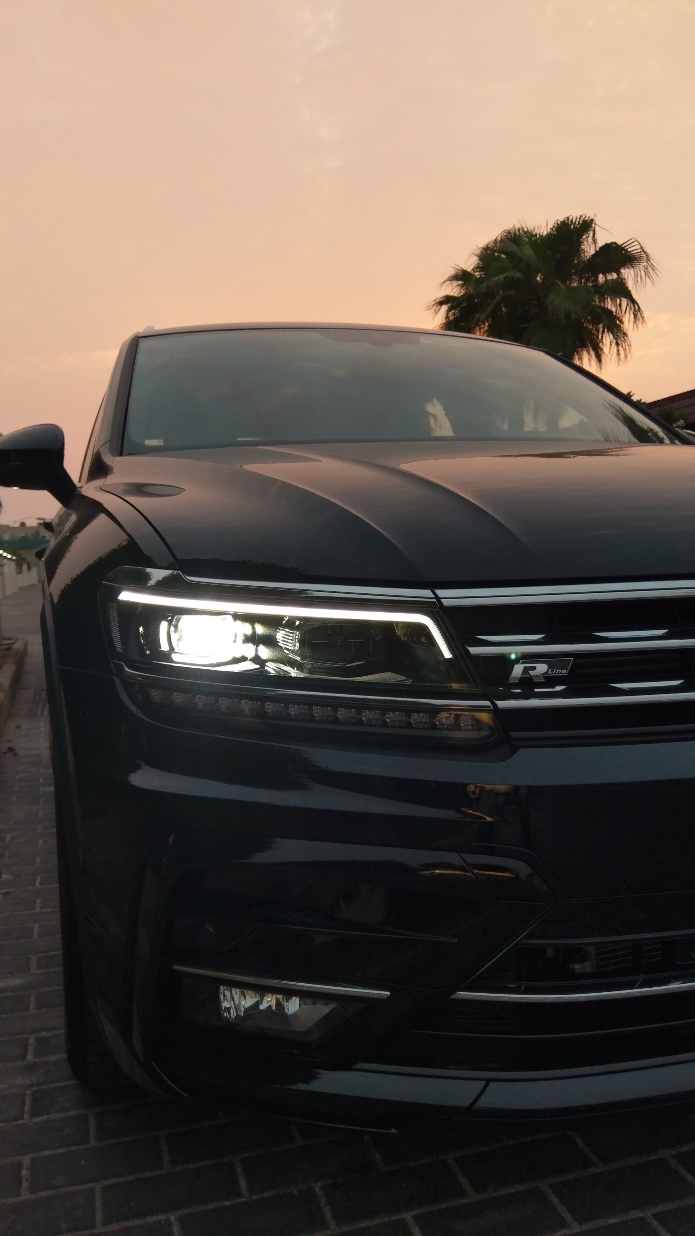 2240x3982 VW Tiguan 2018 Black Rline. Volkswagen