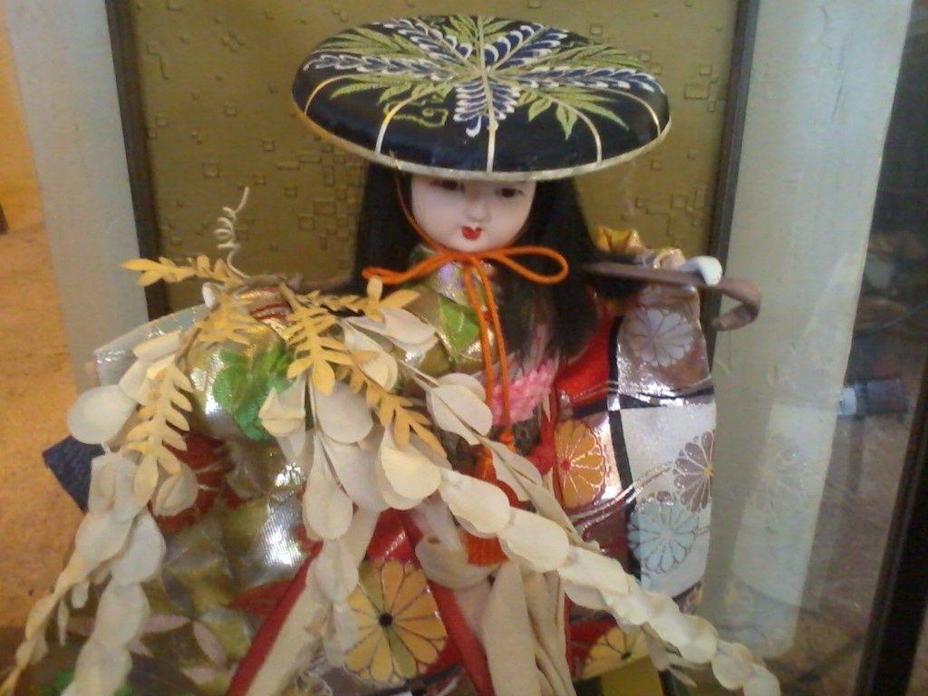 1024x768 Japanese Geisha in Glass case, signed, very elaborate. Collectors