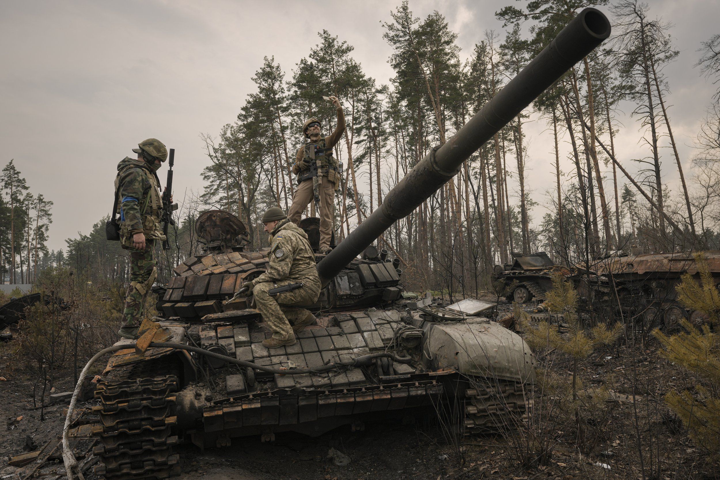 2500x1667 Russian tanks destroyed outside Kyiv