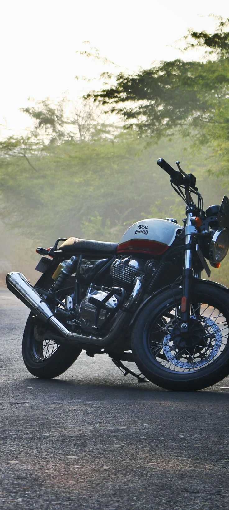 736x1635 Royal Enfield interceptor 650. White