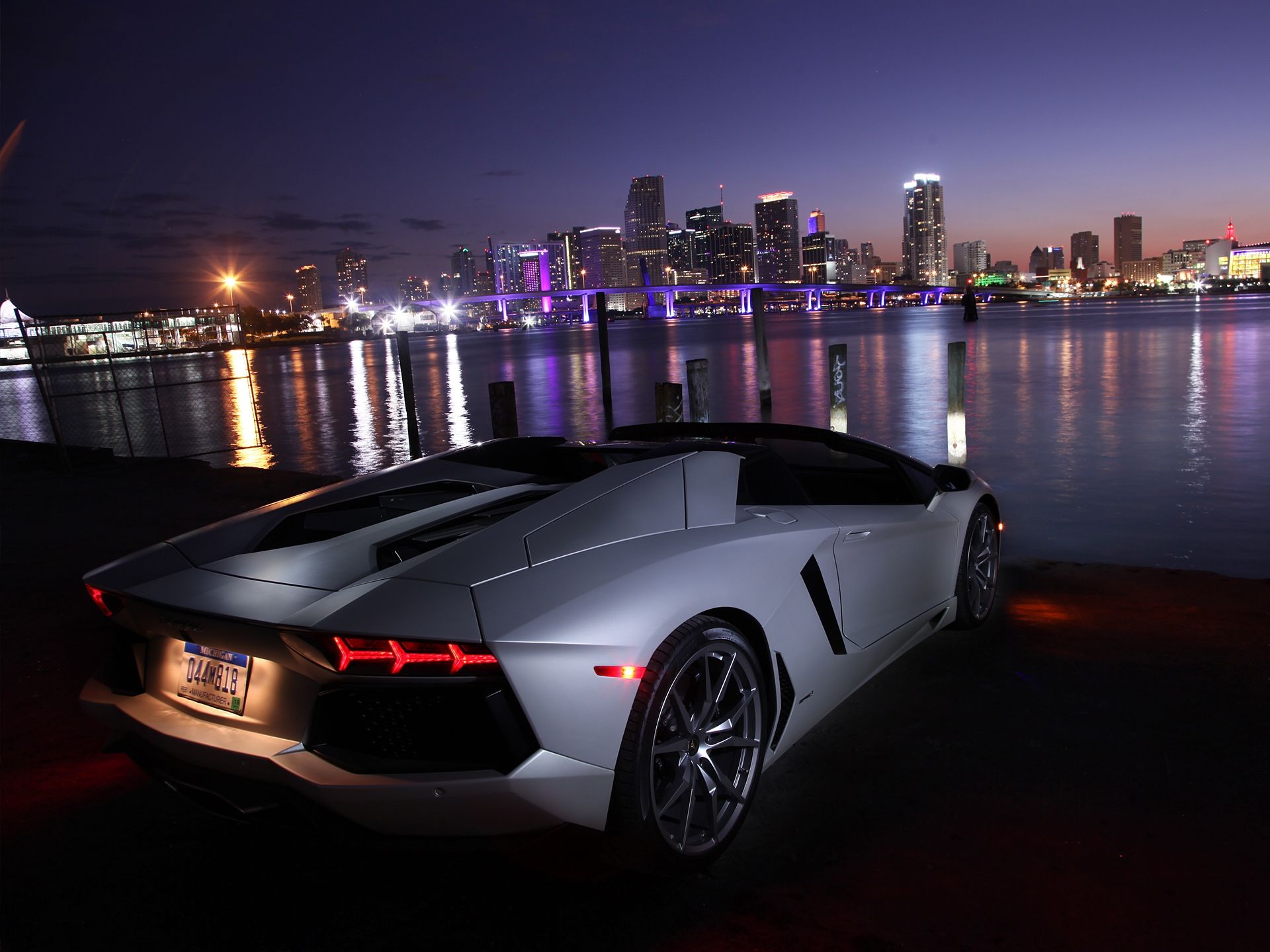 1920x1440 Luxury Car City