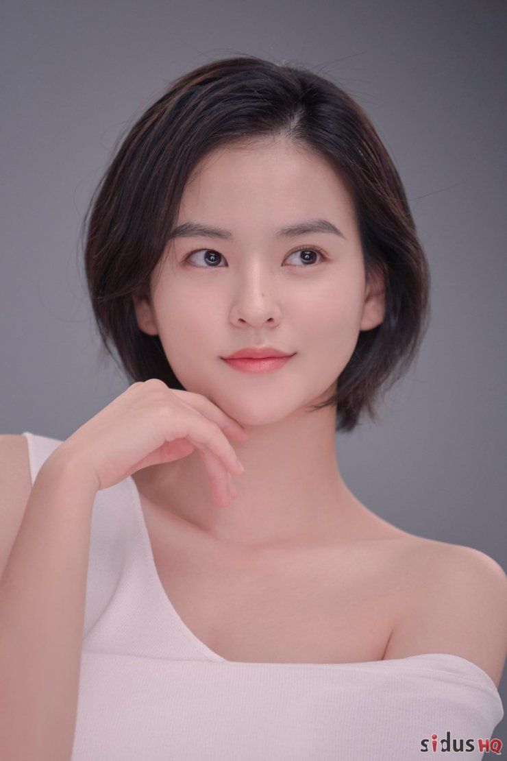 740x1110 Kim Yoon Hye Wallpaper