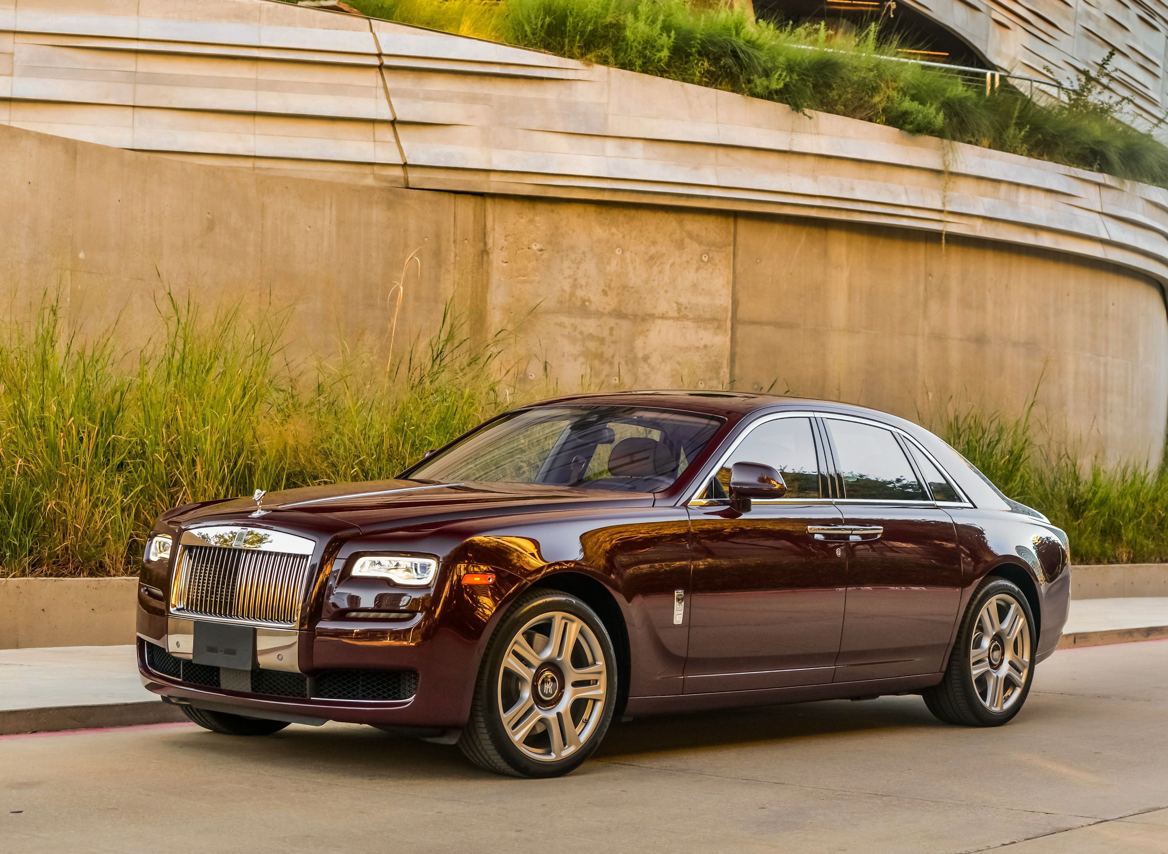 4096x2995 Ghost luxurious dark red Metallic 4096x2995