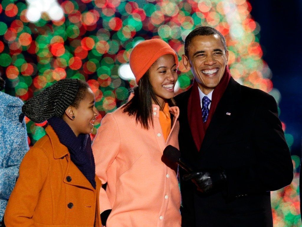 1024x768 Photos With Daughters Sasha & Malia