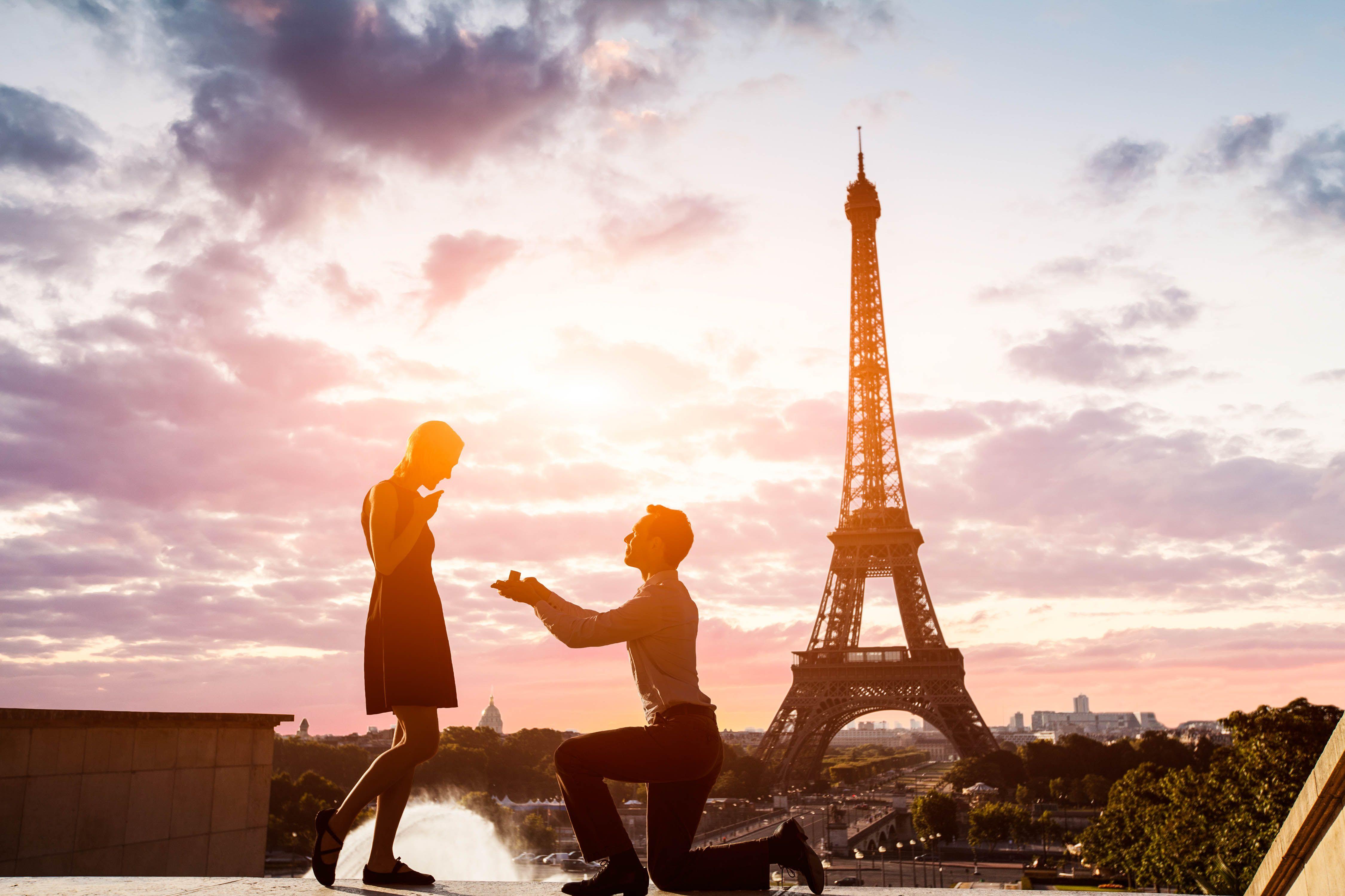 Влюбленные и башня. Эйфелева башня в Париже. Эйфель башня романтика. Влюбленные в Париже. Париж любовь.
