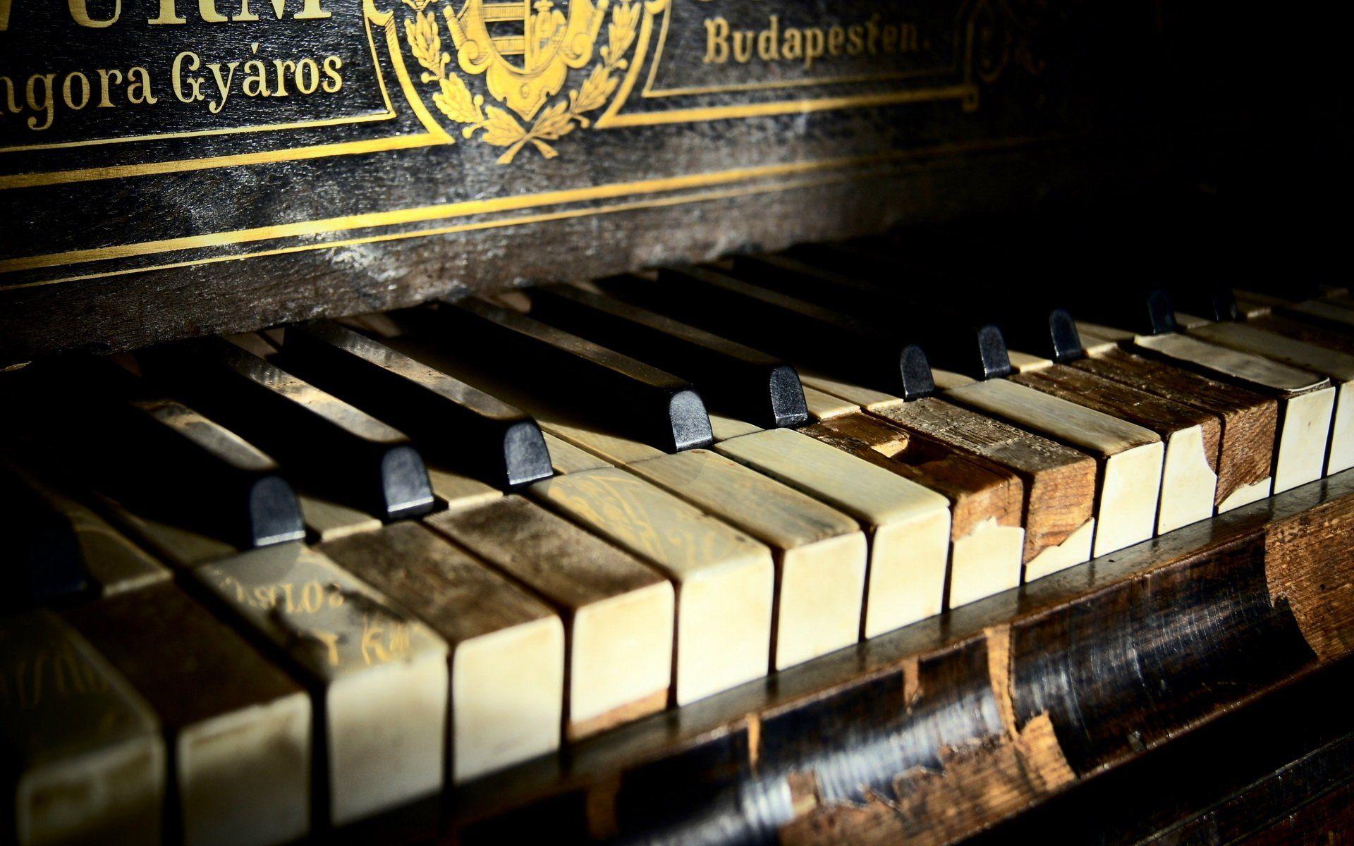 1920x1200 Rustic Piano HD Wallpaper