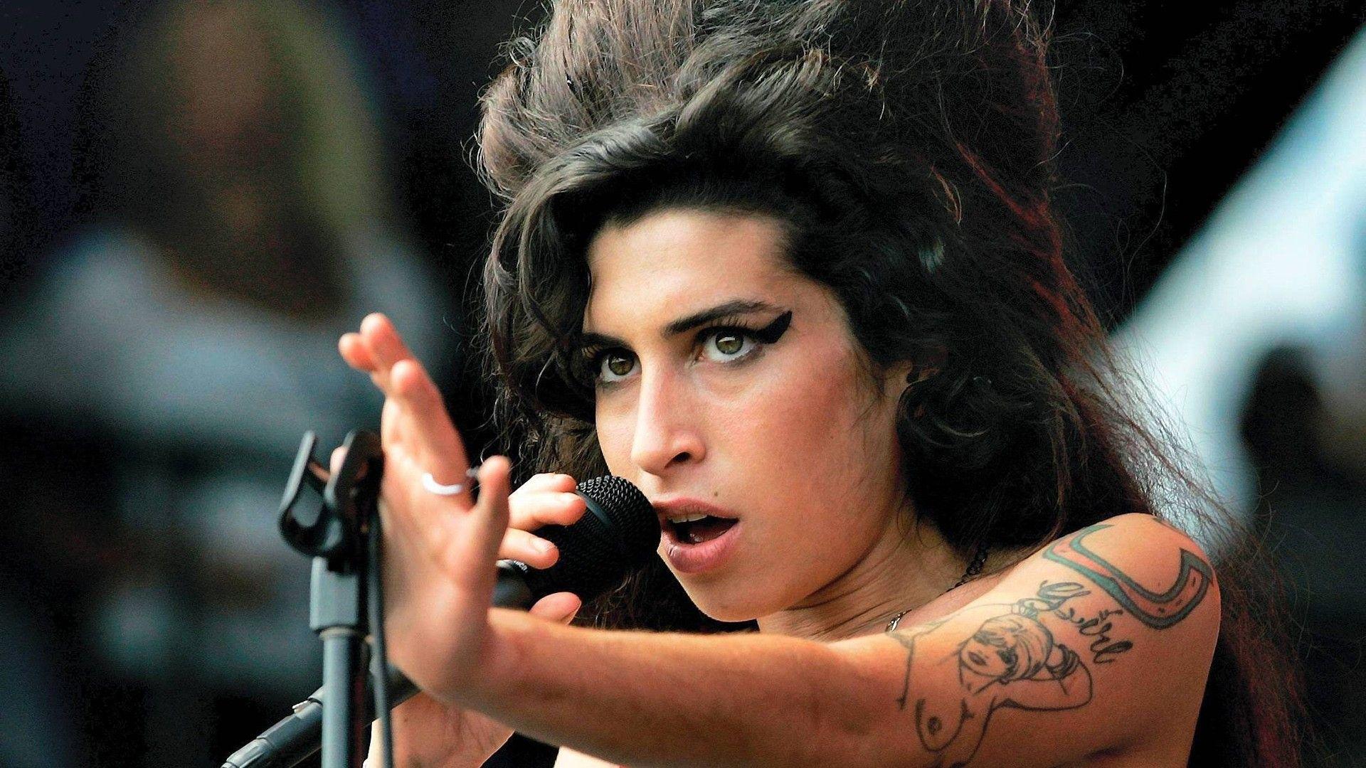 1920x1080 Amy Winehouse Singing Wallpaper Desktop Image Download HD