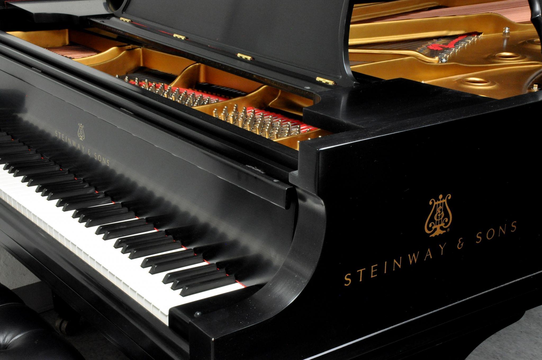 2048x1360 Piano Wallpaper
