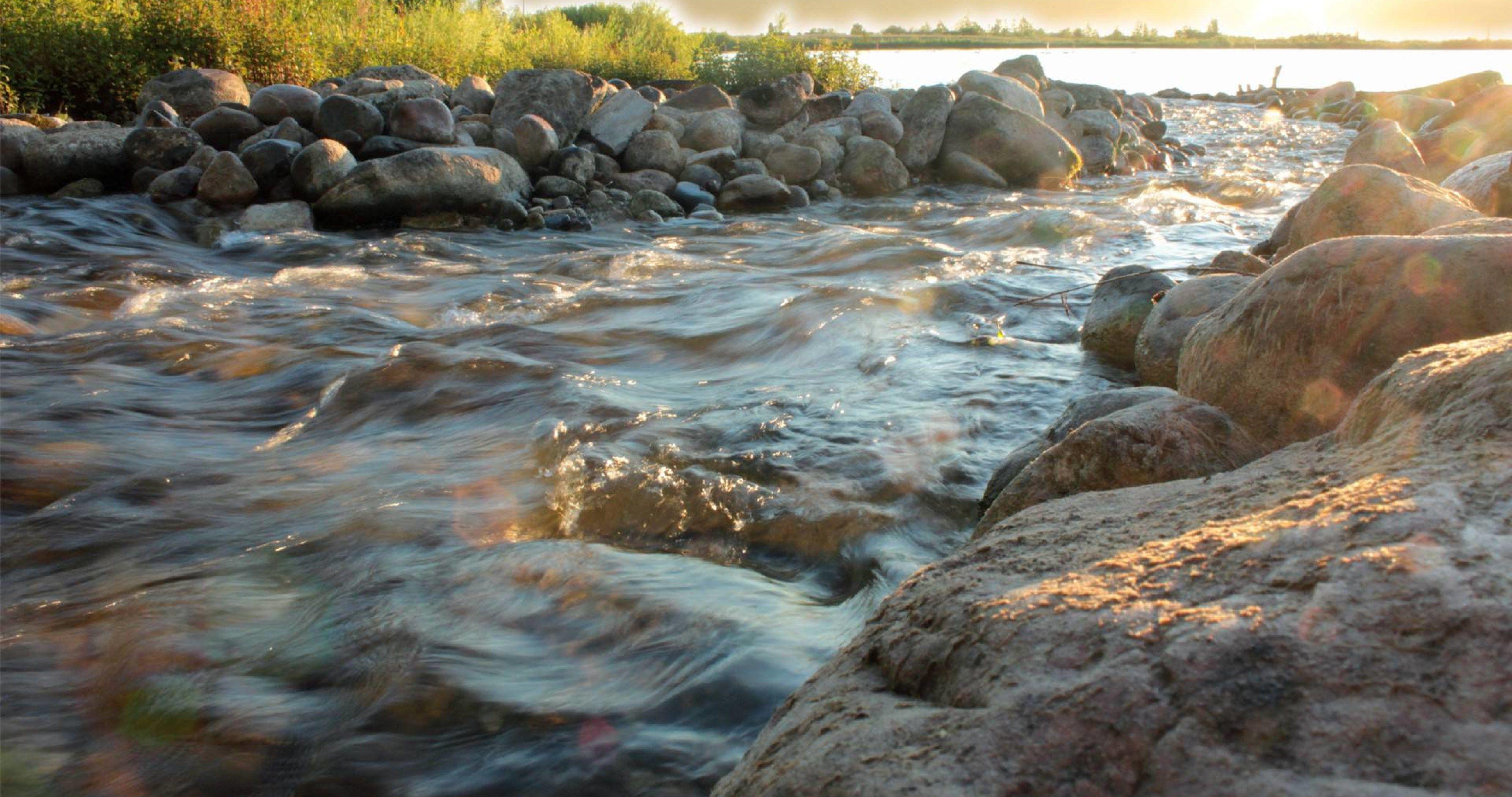 Stone river. Вода река. Ручей с камнями. Каменистый берег реки. Камни в реке.