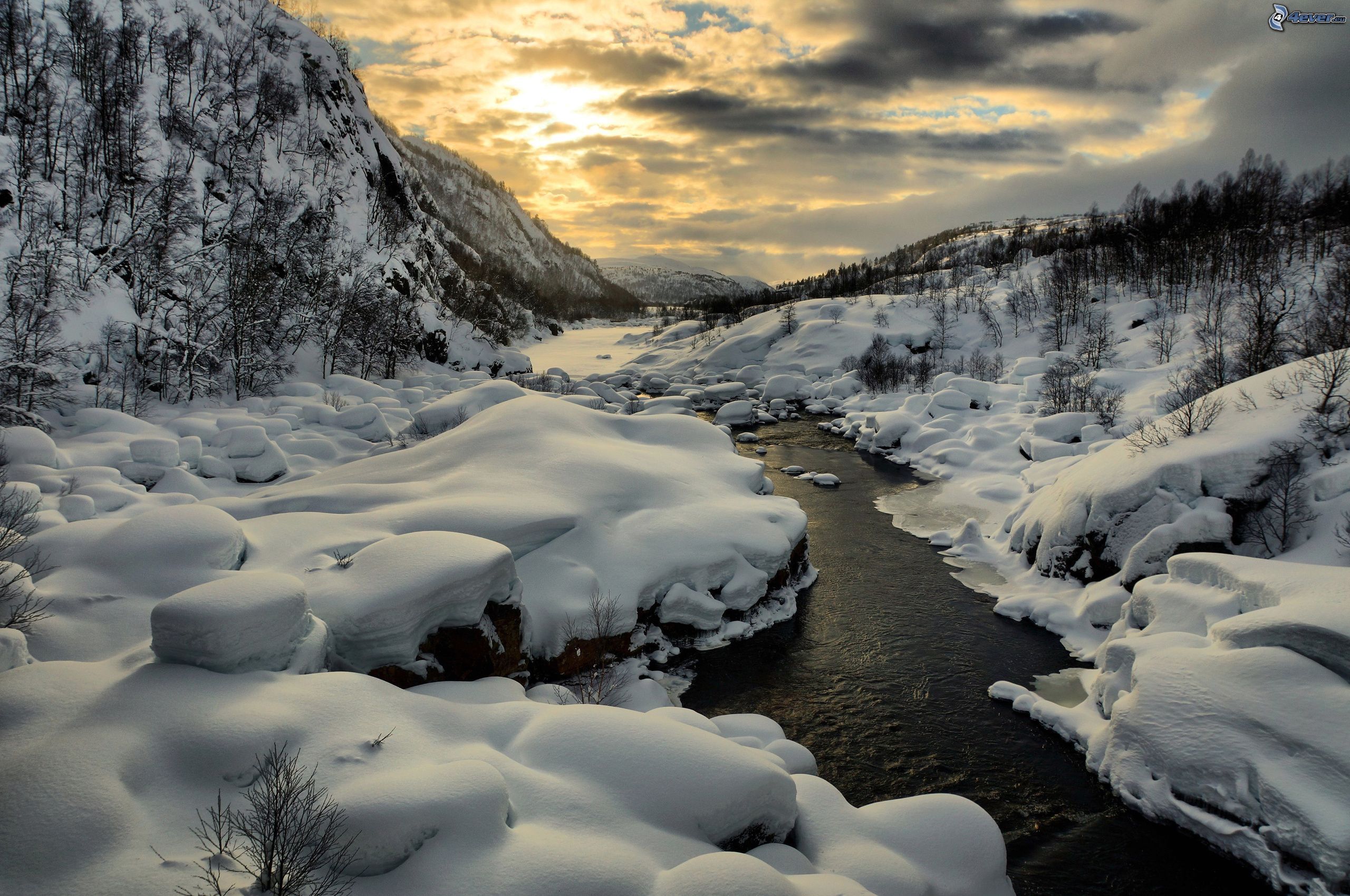 2560x1700 Winter river