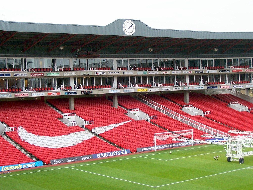 1024x768 Highbury Stadium. Clock End. Ricardo