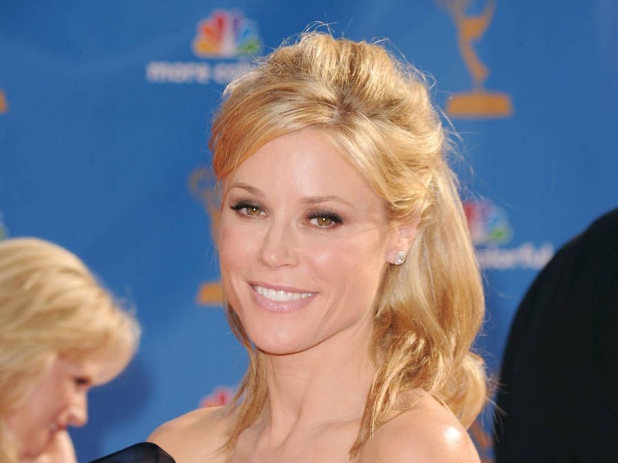 900x675 Julie Bowen Wallpaper