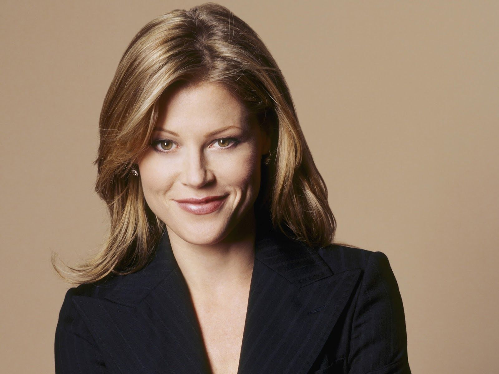 1600x1200 Julie bowen, Celebrity measurements