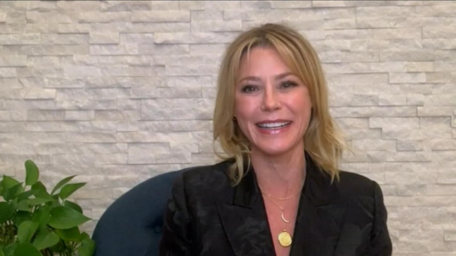 1600x900 Julie Bowen dishes on new film