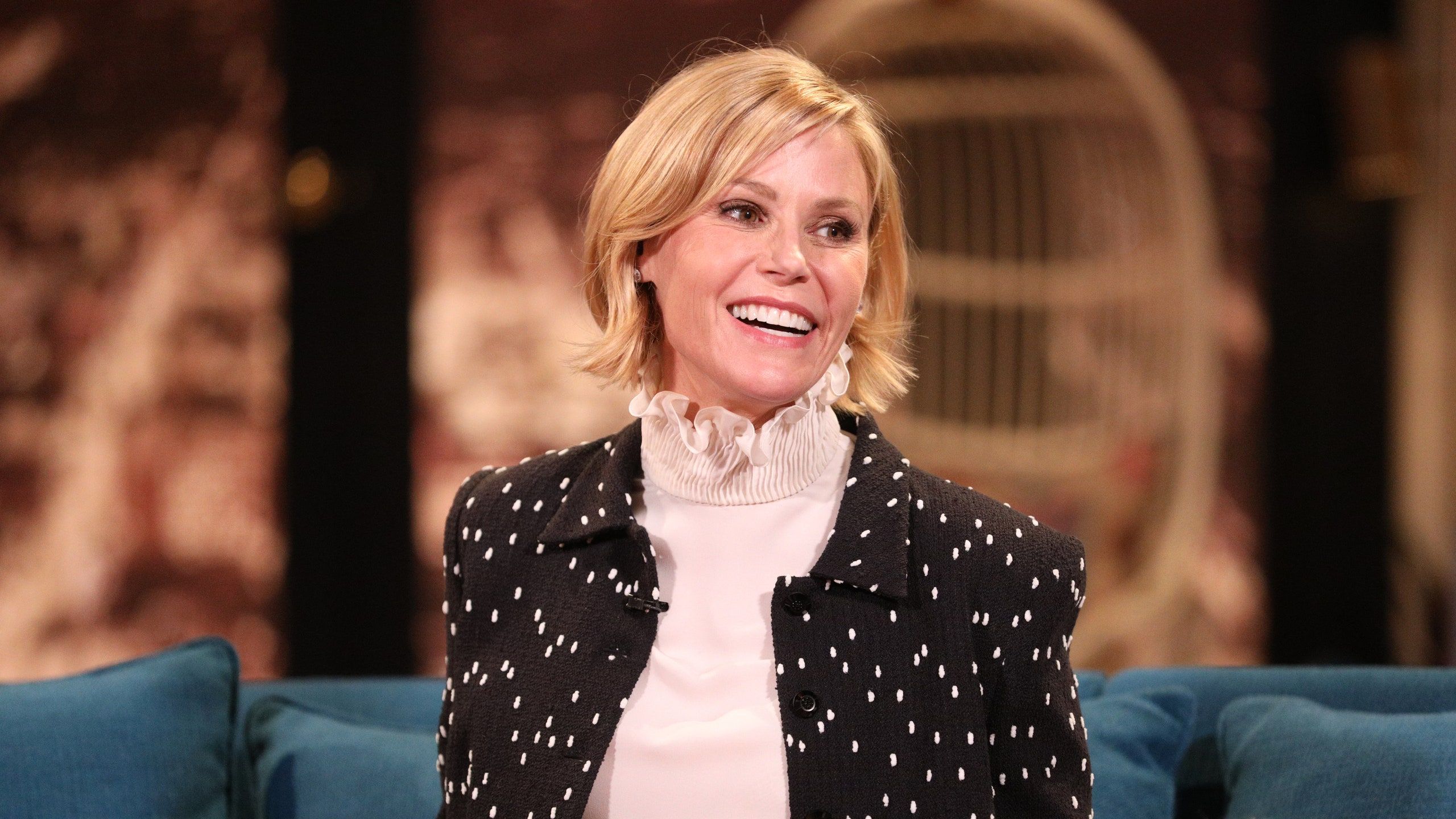 2560x1440 Modern Family Star Julie Bowen Lists