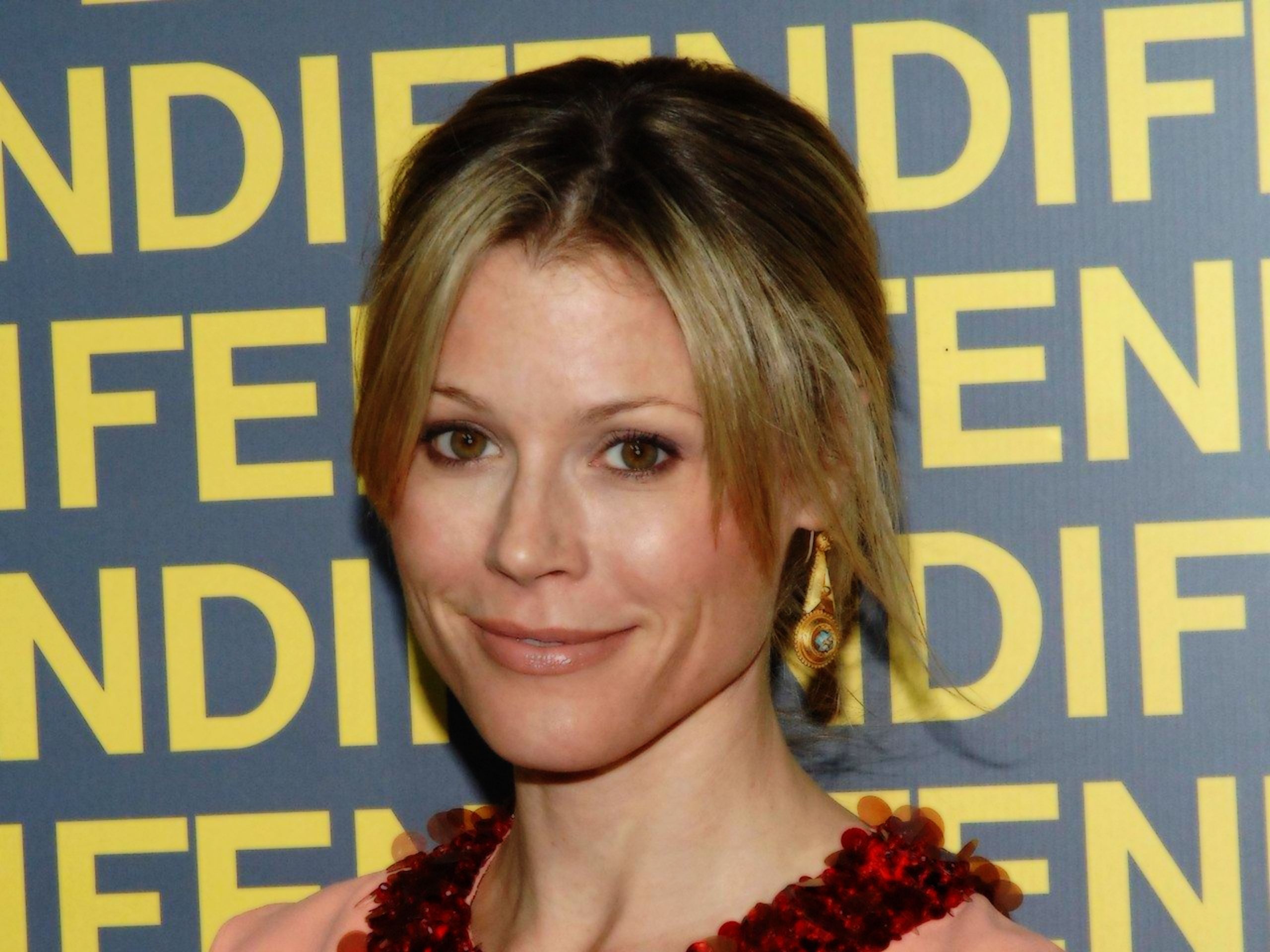 2560x1920 Julie Bowen Wallpaper