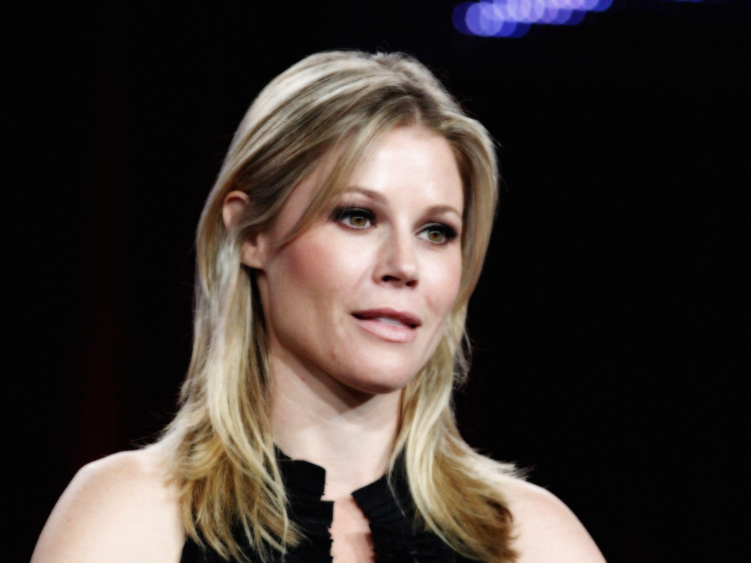 2560x1920 Julie Bowen 2018 Wallpaper