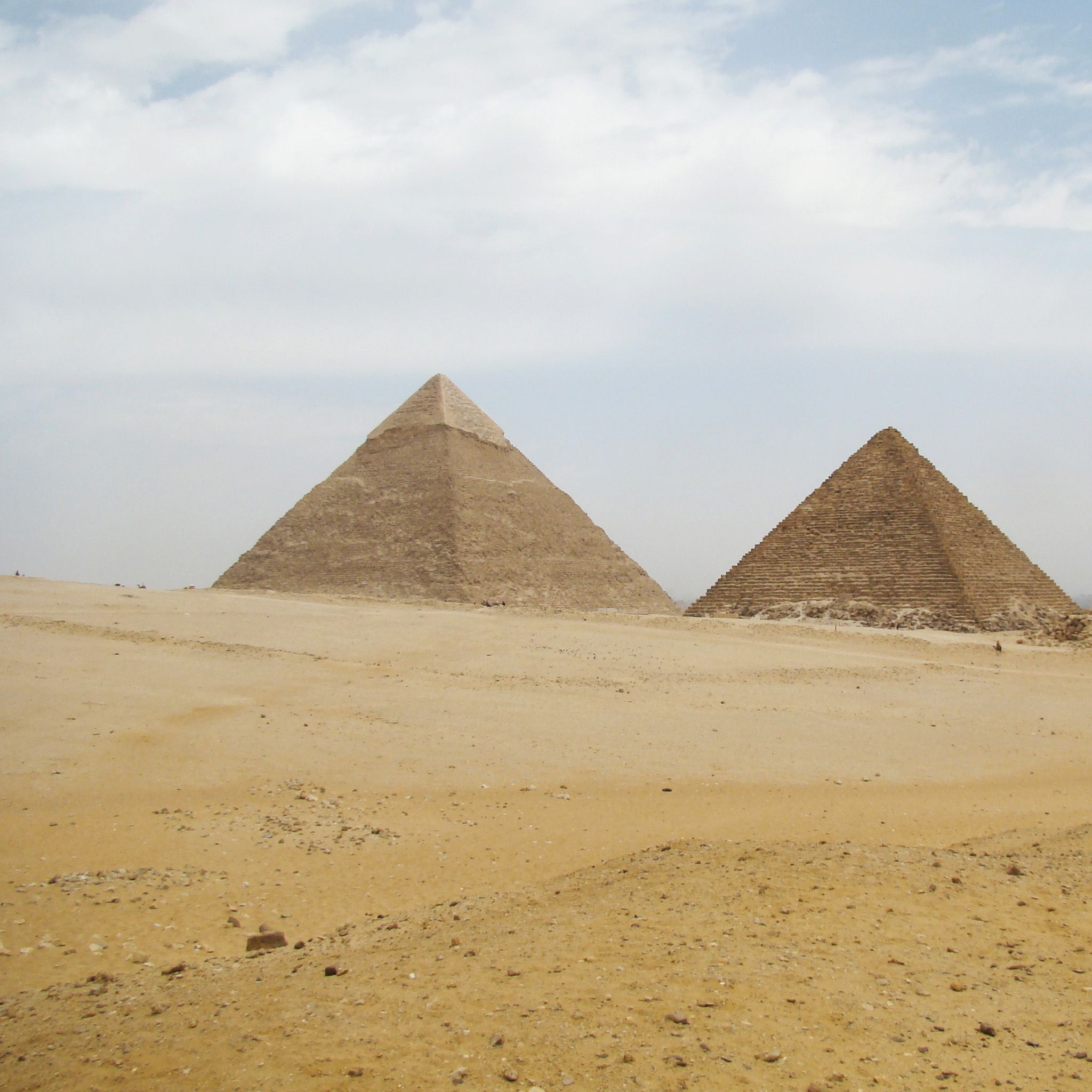 2048x2048 The Pyramids at Giza iPad Wallpaper