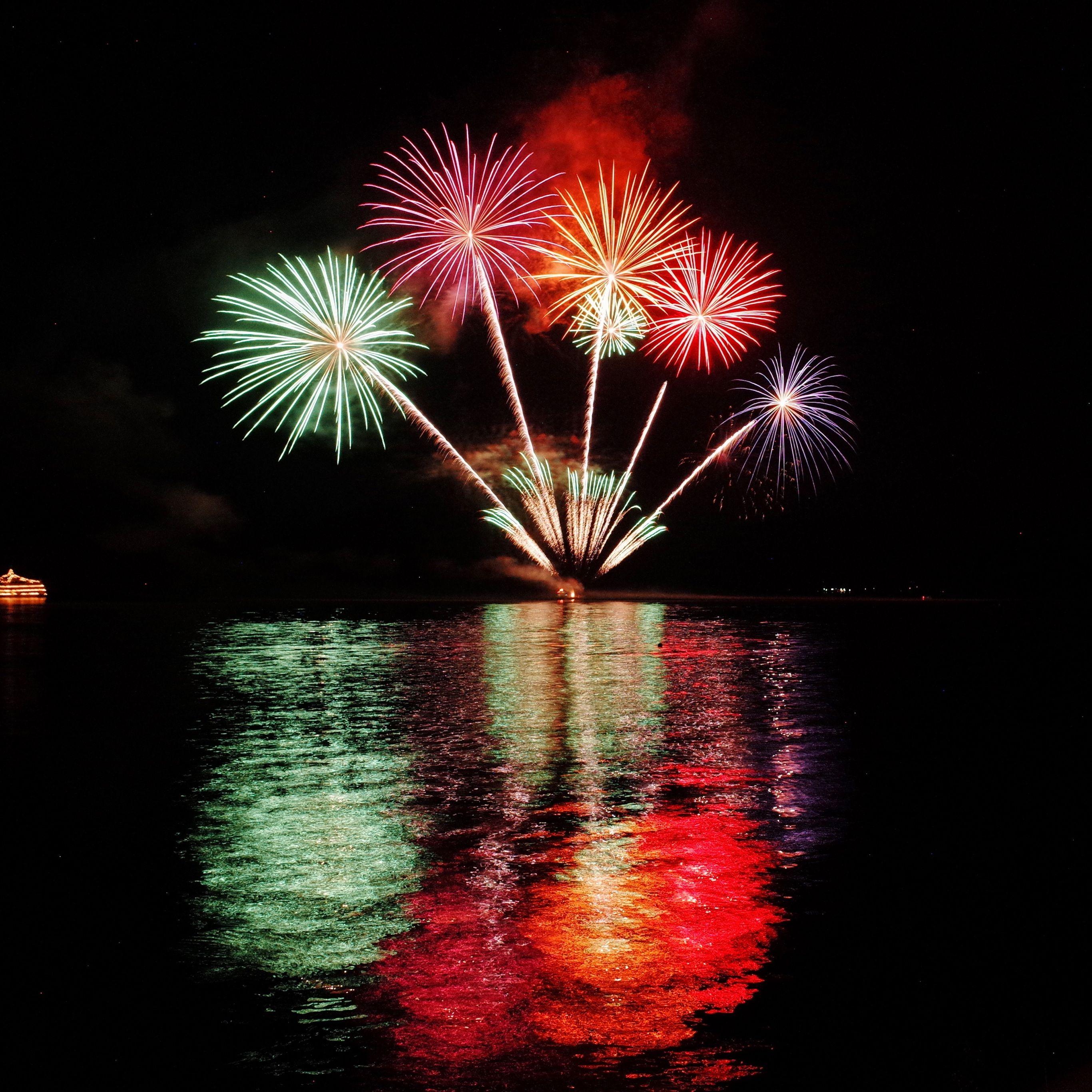 2732x2732 Wallpaper Weekends: New Years Eve Fireworks for iPad, iPhone