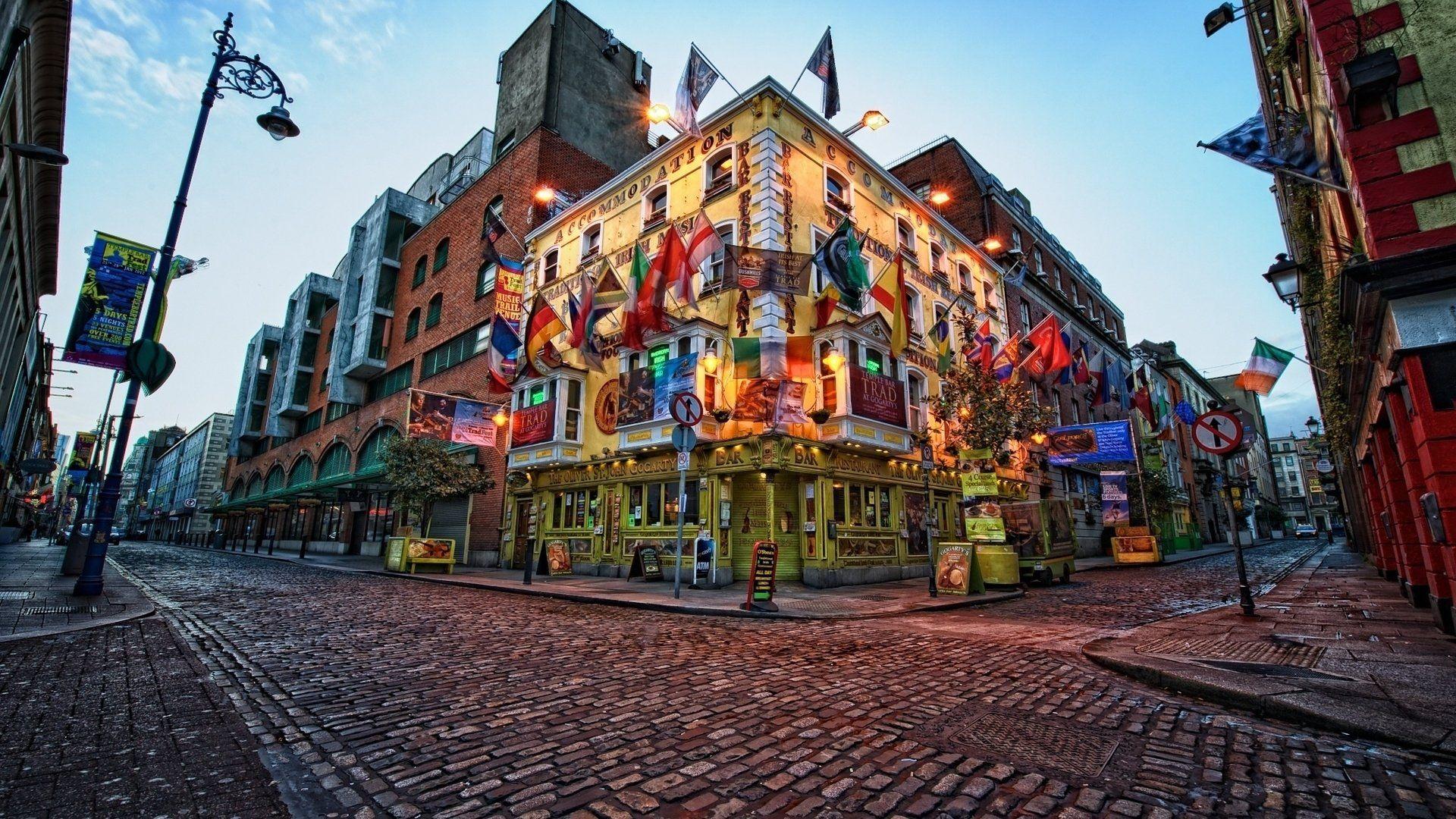 Hình nền máy tính Dublin đẹp nhất sẽ mang lại cho bạn một cái nhìn khác về thành phố trung tâm của Ireland. Hòa mình cùng bầu không khí của những đường phố lịch sử, trải nghiệm cuộc sống của người dân địa phương với các hình ảnh sinh động và đẹp mắt.