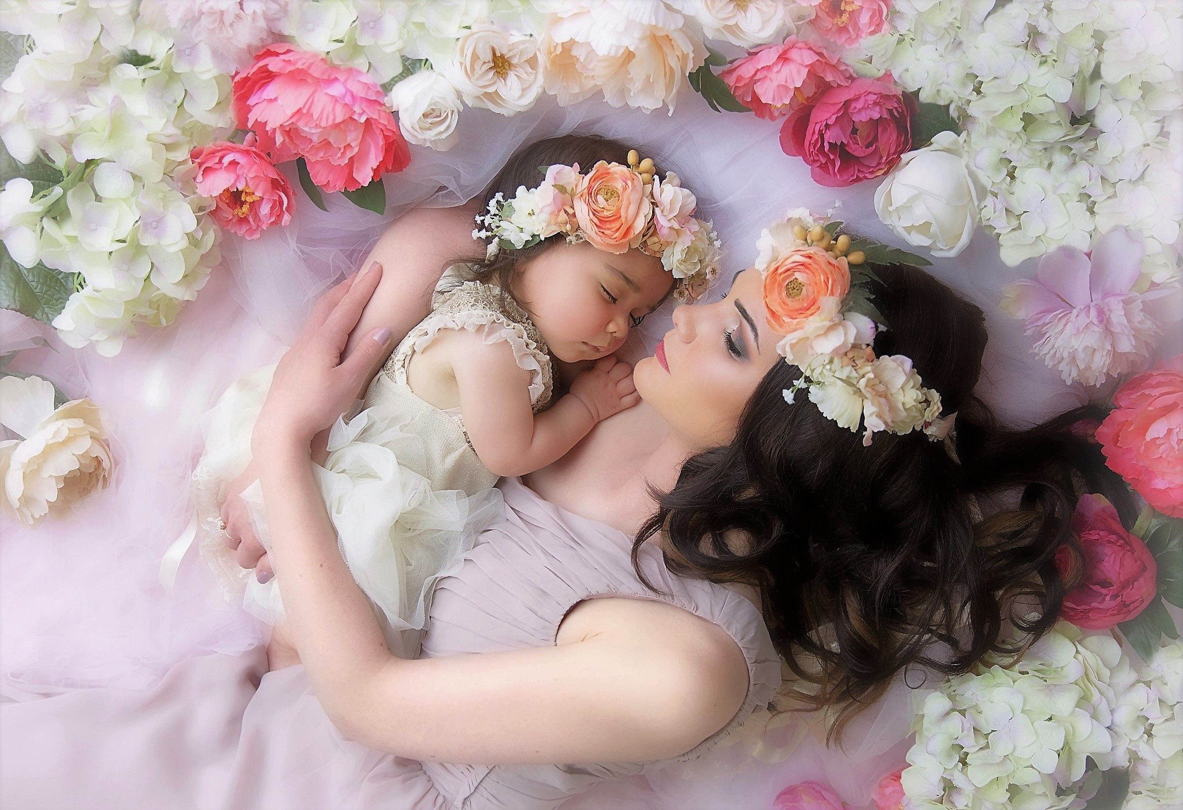2400x1644 Sleeping Mother and Daughter