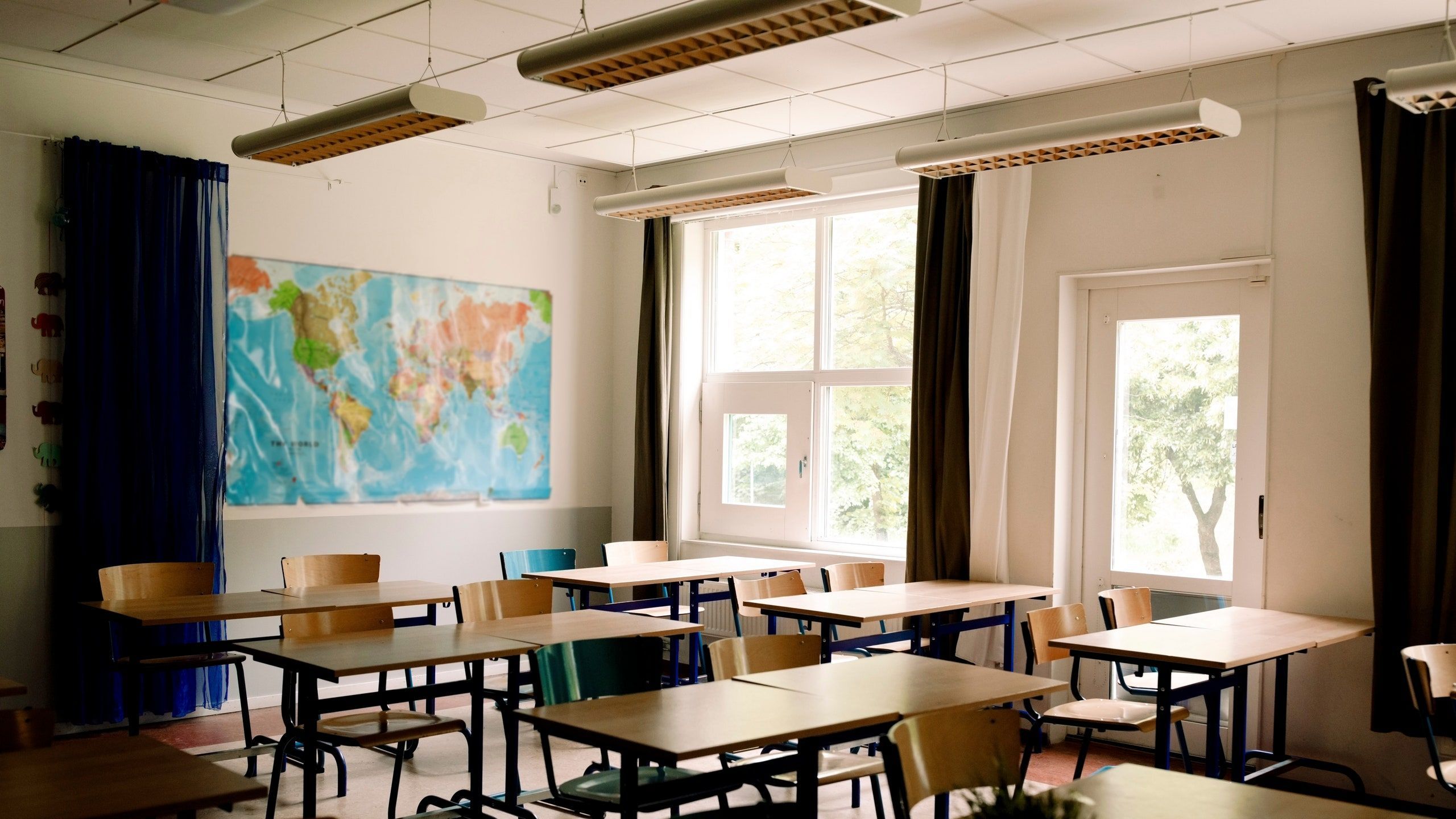 2560x1440 Hot Classrooms: Students Struggle to