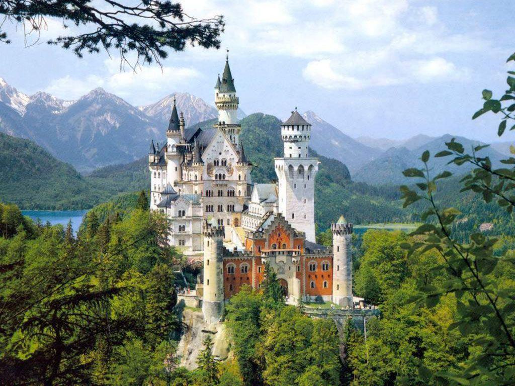 1024x768 Neuschwanstein Castle Wallpaper