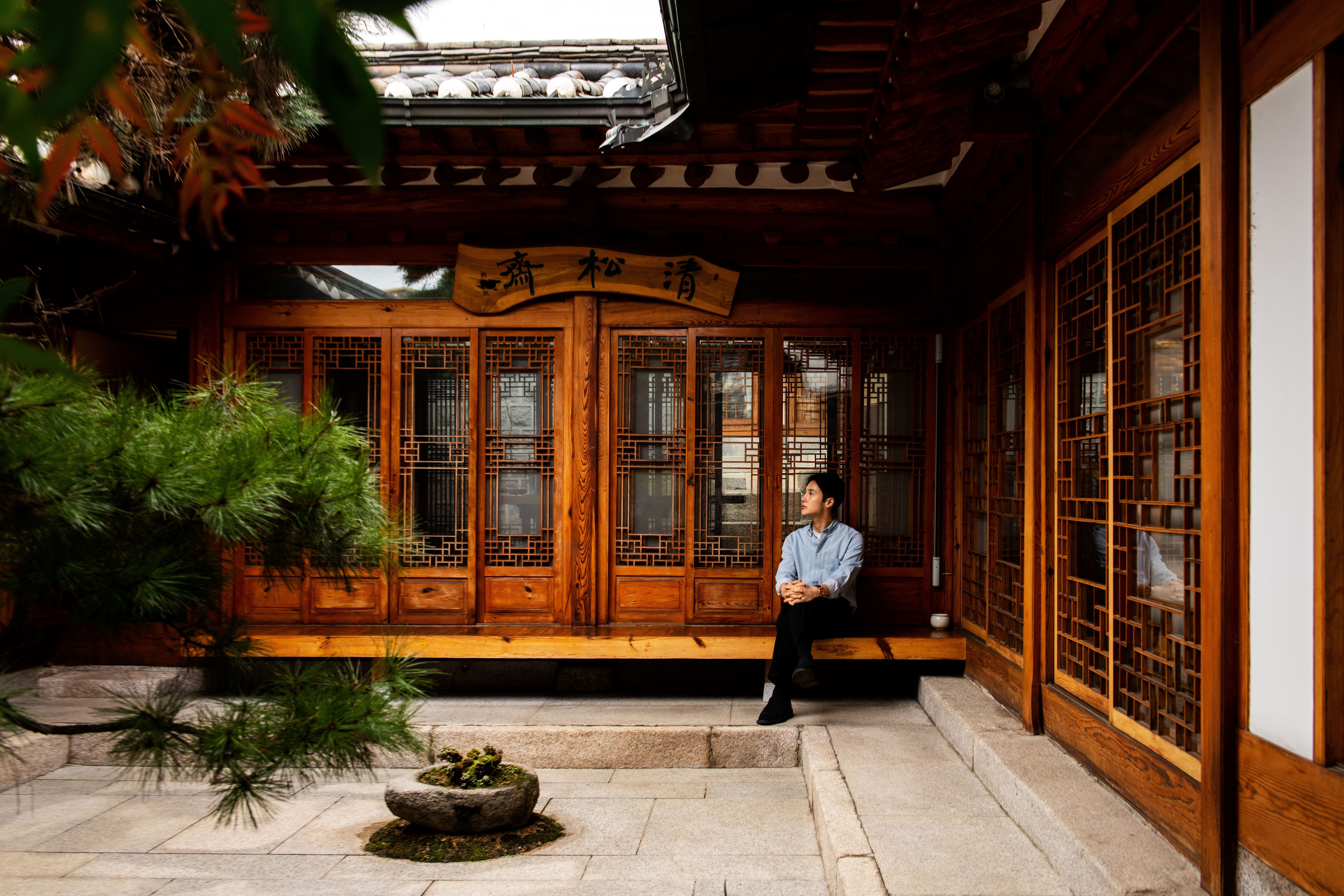 7924x5283 Designer Teo Yang Carries Korean