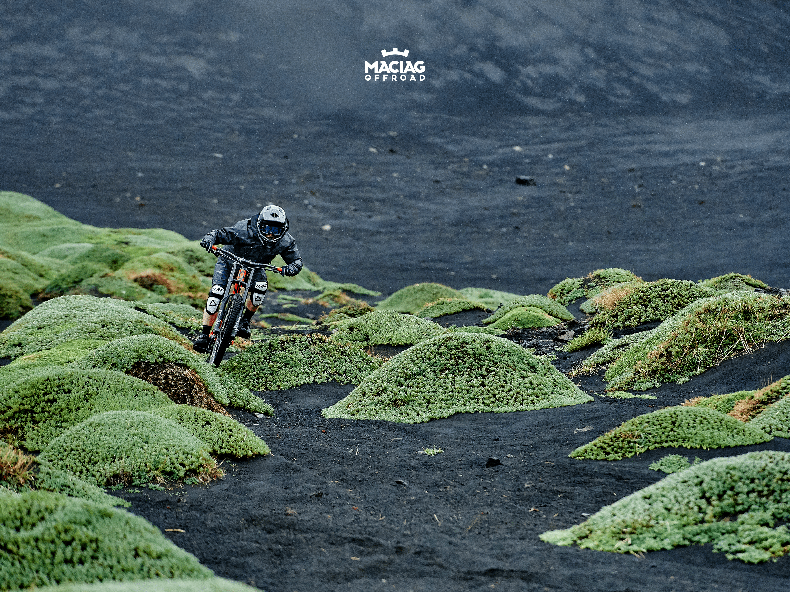 2732x2048 Mountainbike Wallpaper