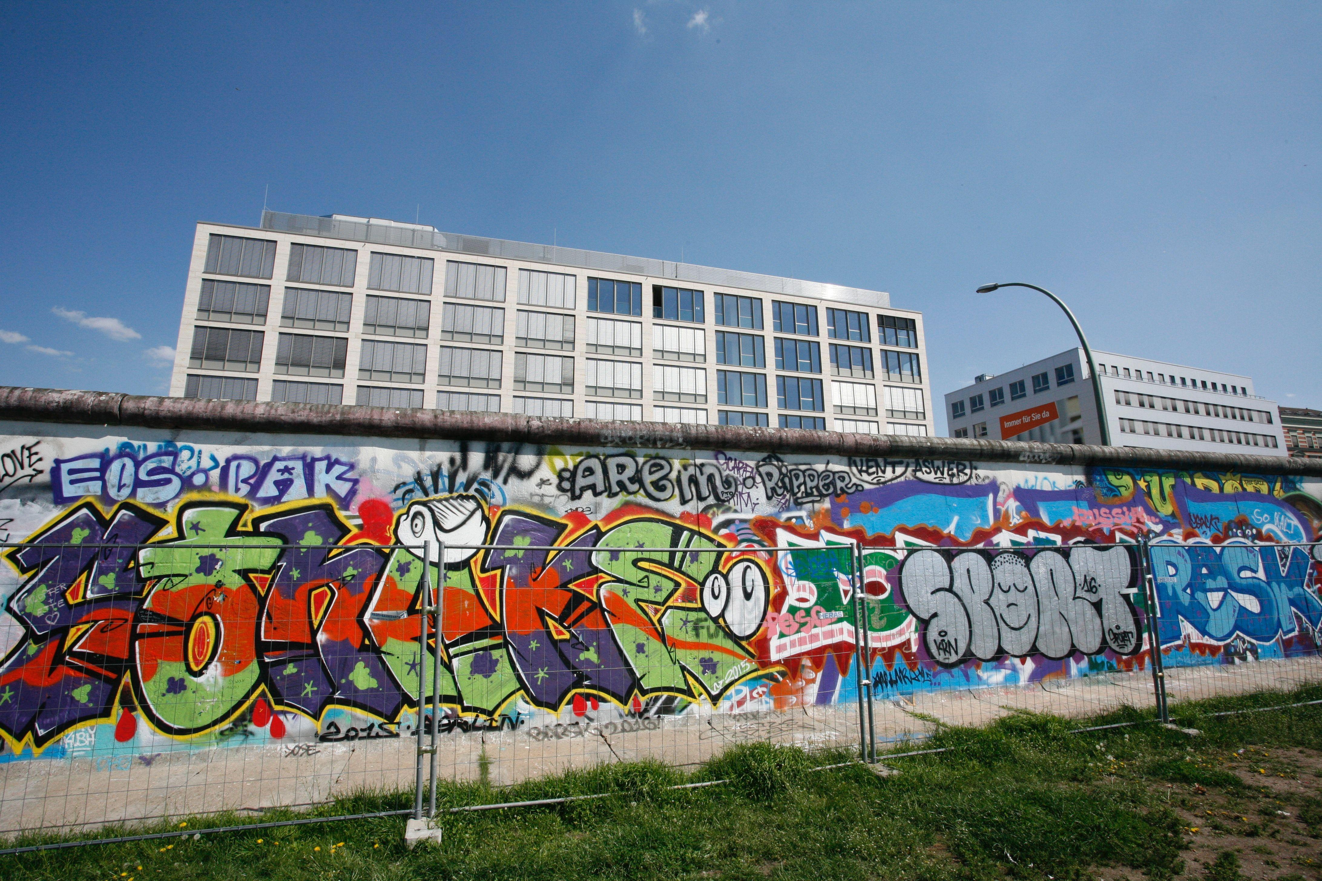 4368x2912 Free of berlin wall