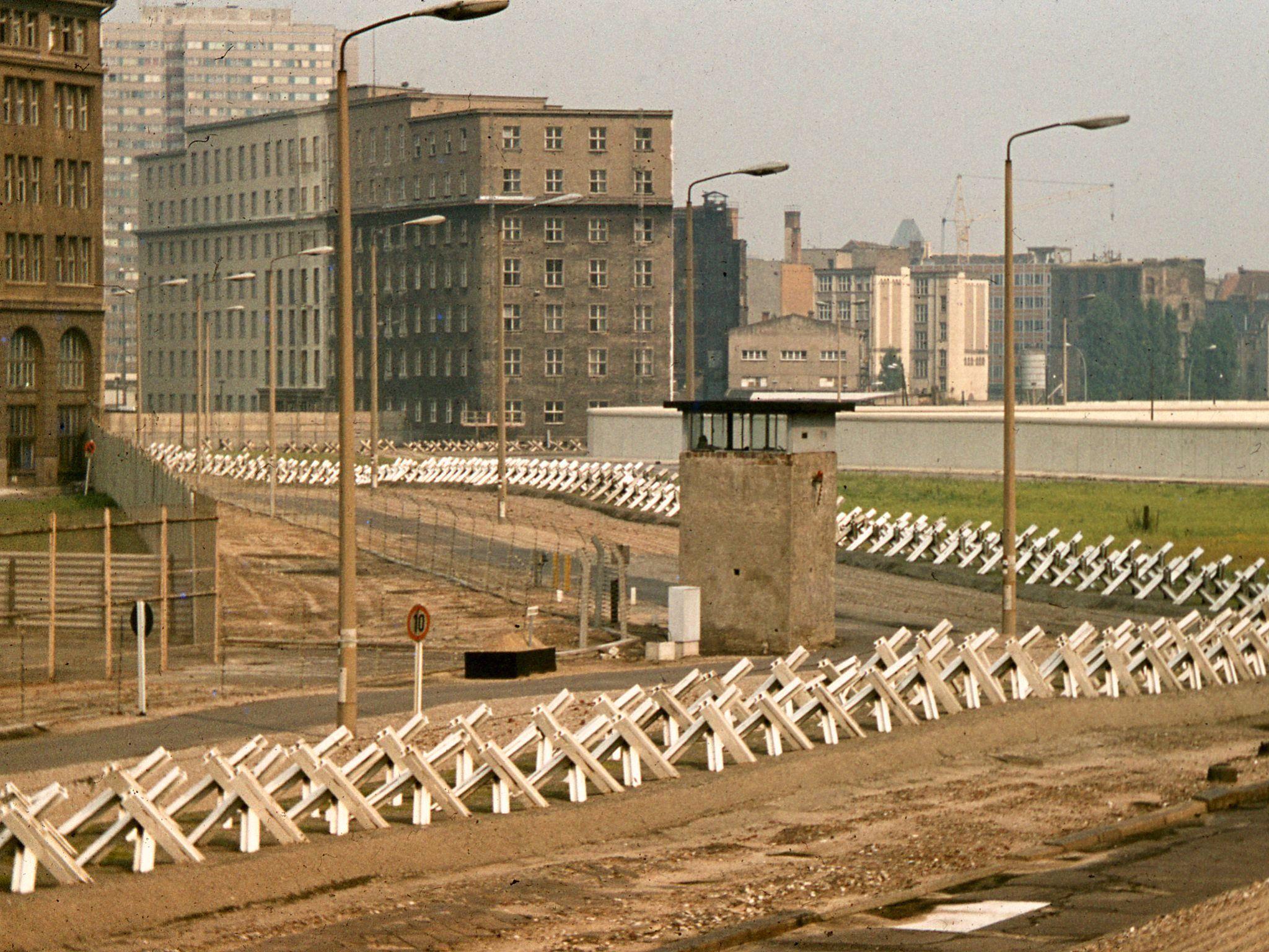 2048x1536 Berlin Wall death strip