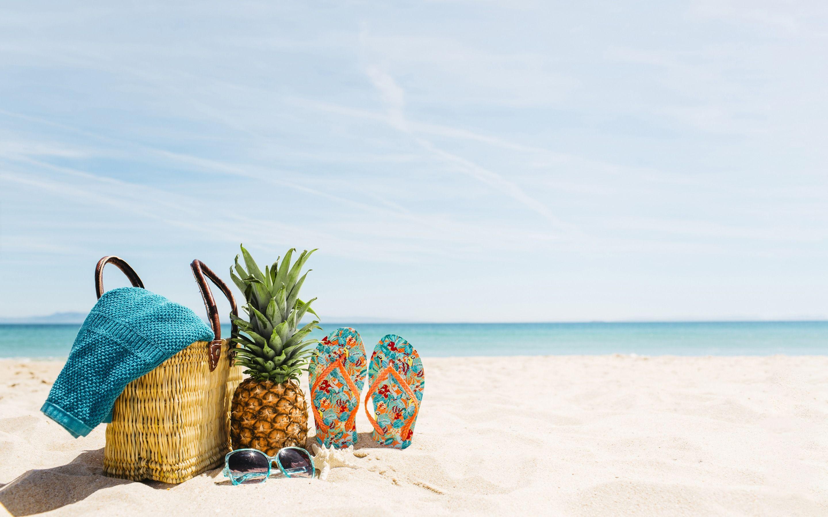 2880x1800 Download wallpaper beach accessories, things, summer, rest