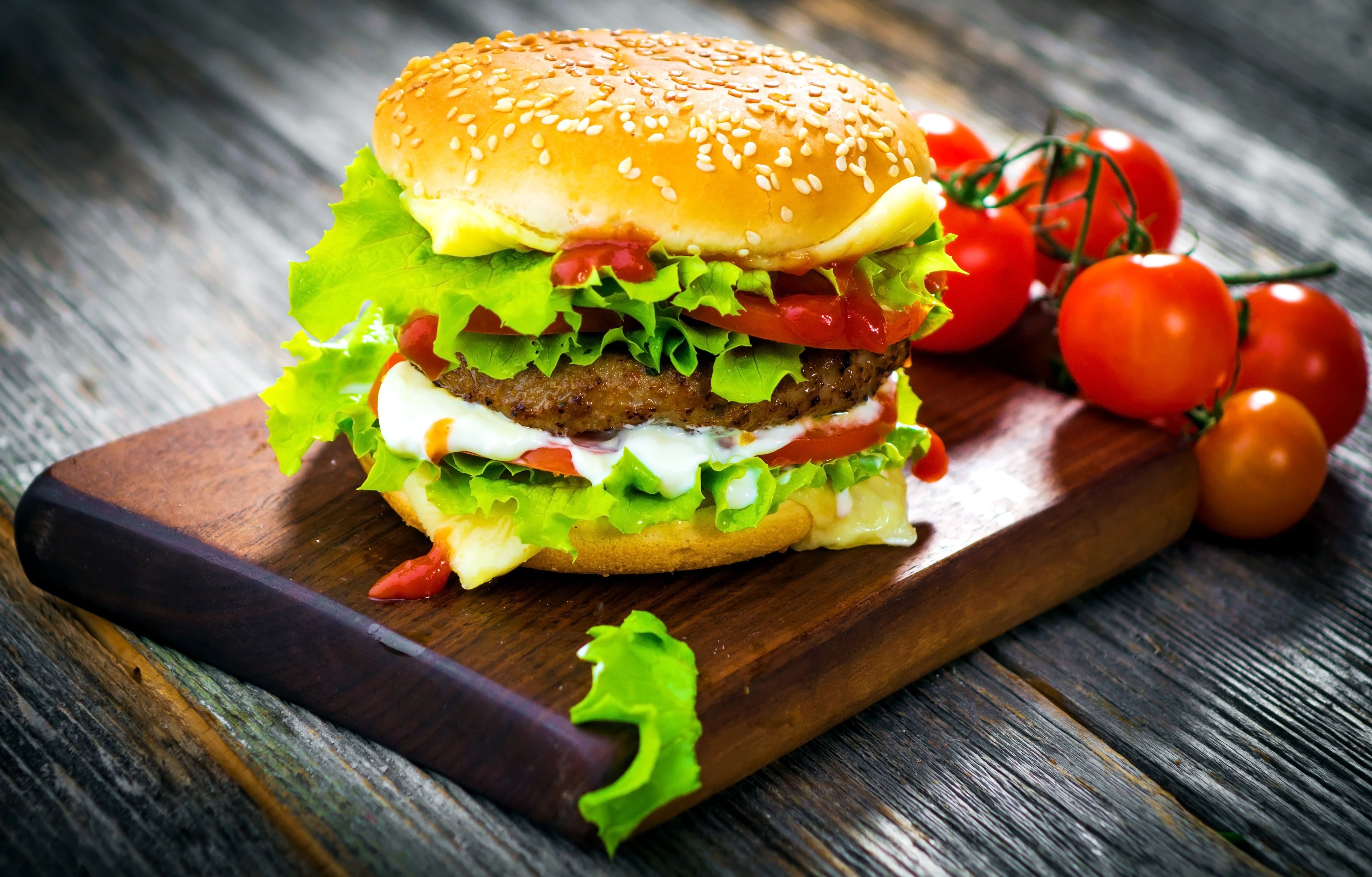 5327x3406 burger with meat and tomatoes