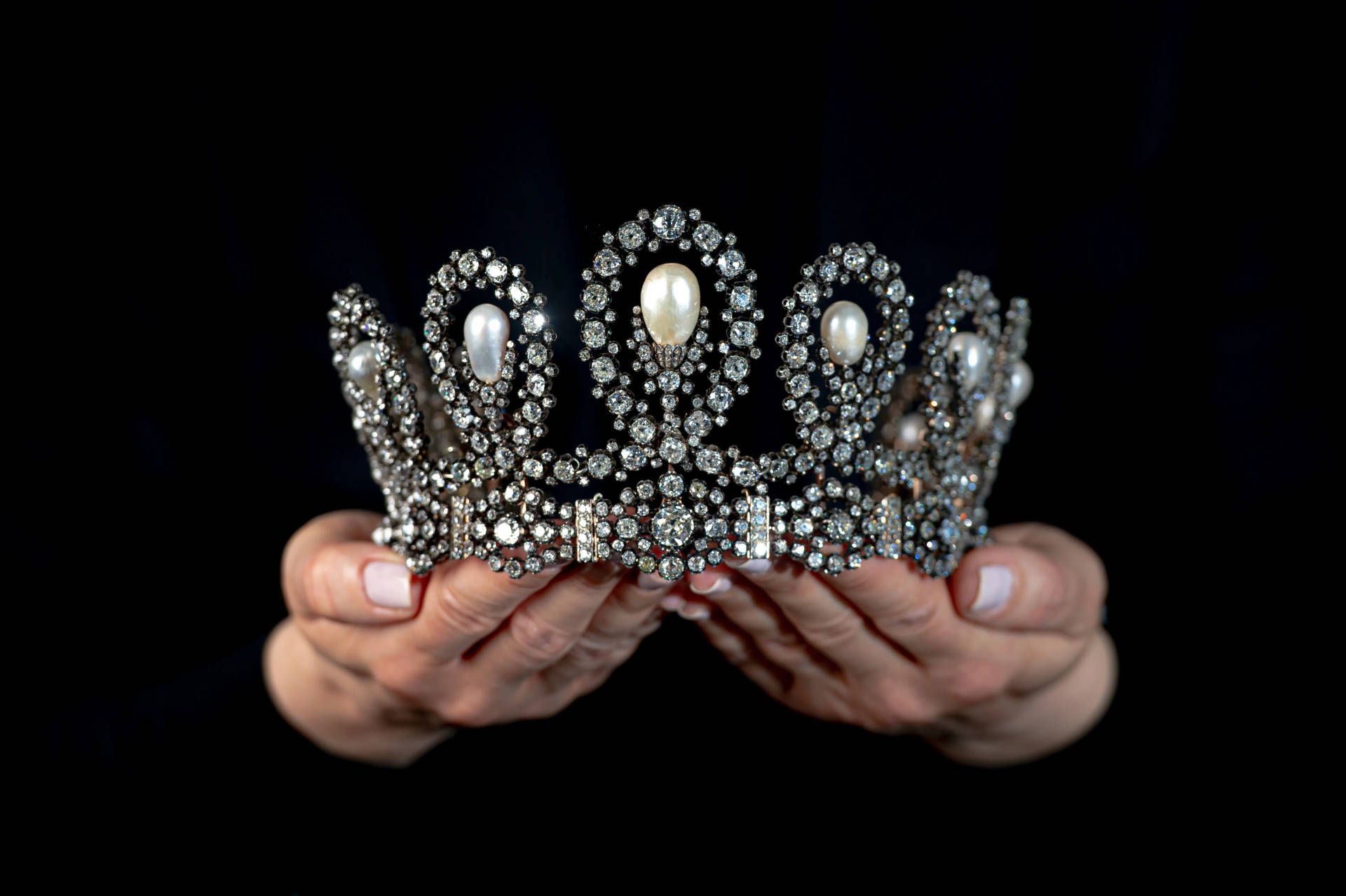 1920x1278 Crown Wallpaper