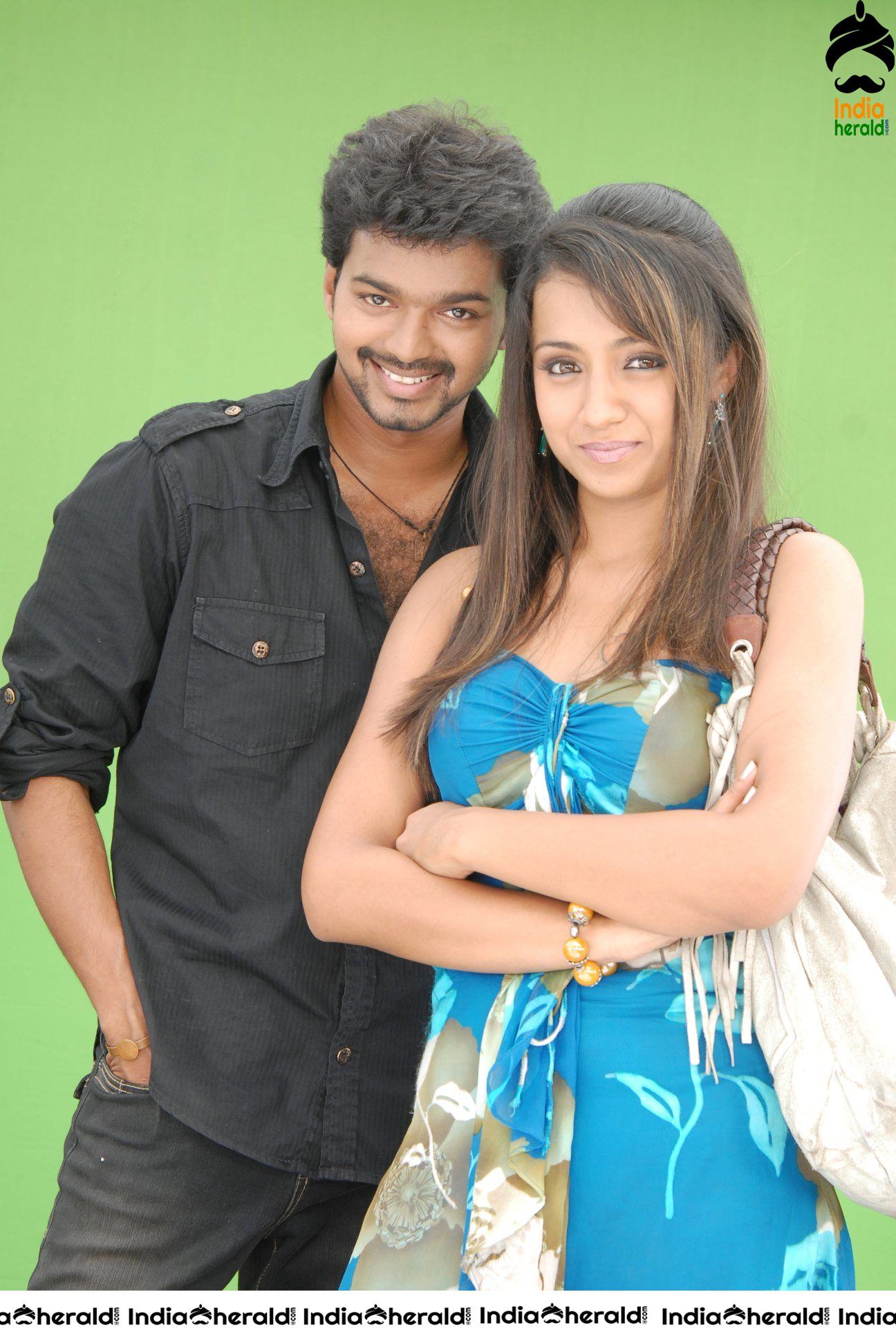 1296x1936 Hot Trisha and Vijay from Kuruvi Movie