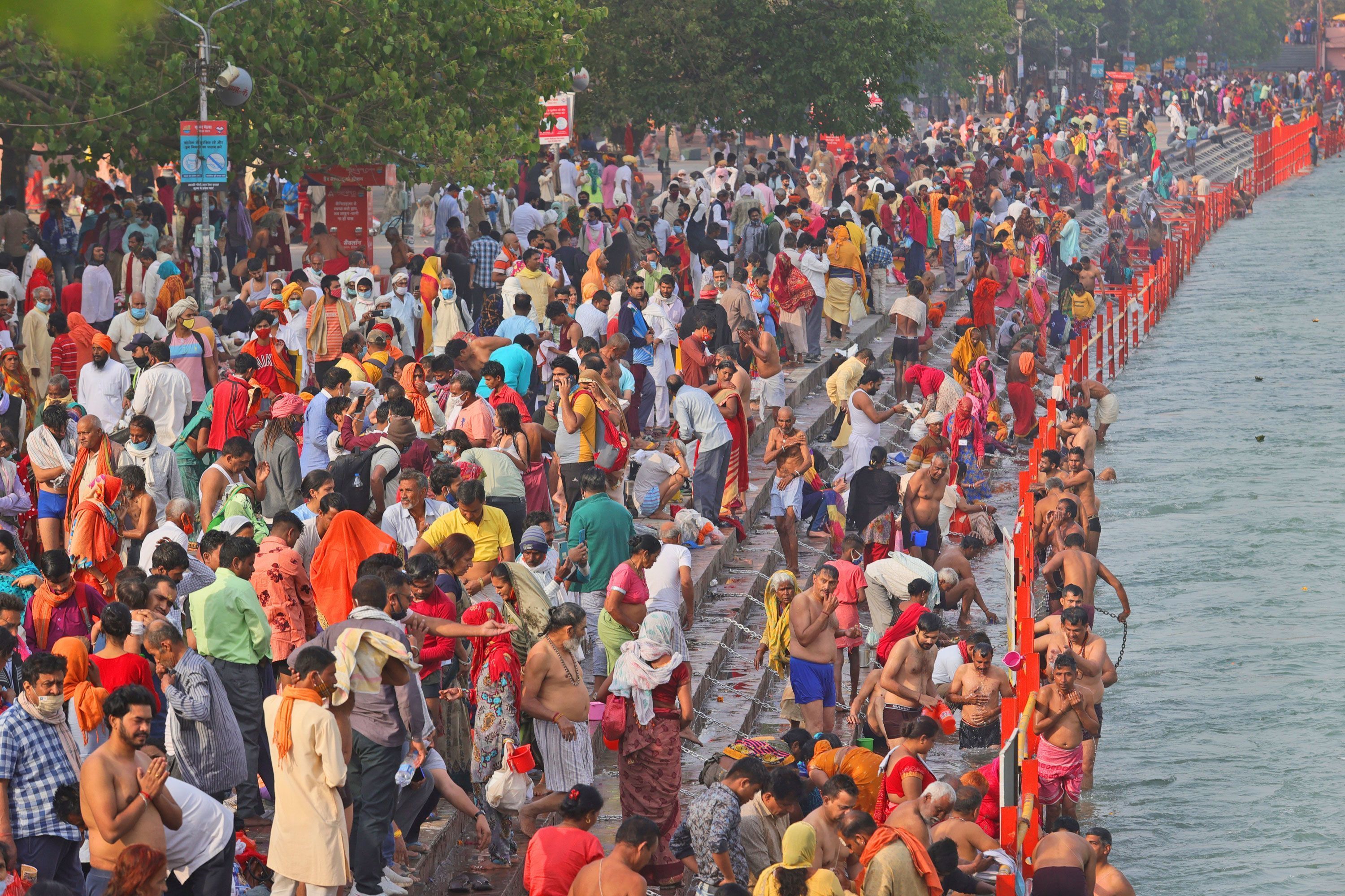 3000x2000 Kumbh Mela: Millions of pilgrims head