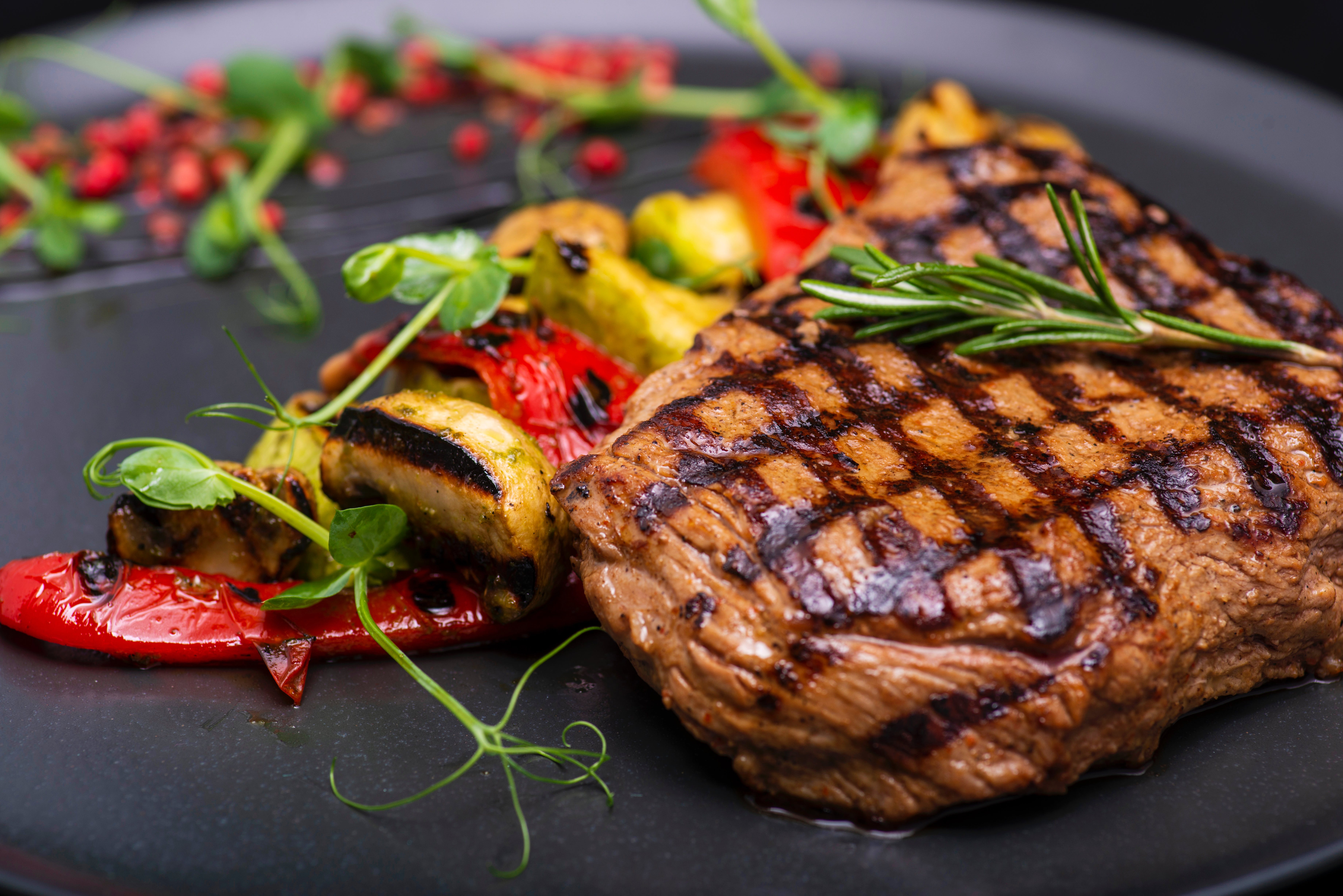 7360x4912 Grilled Meat with Vegetables · Free