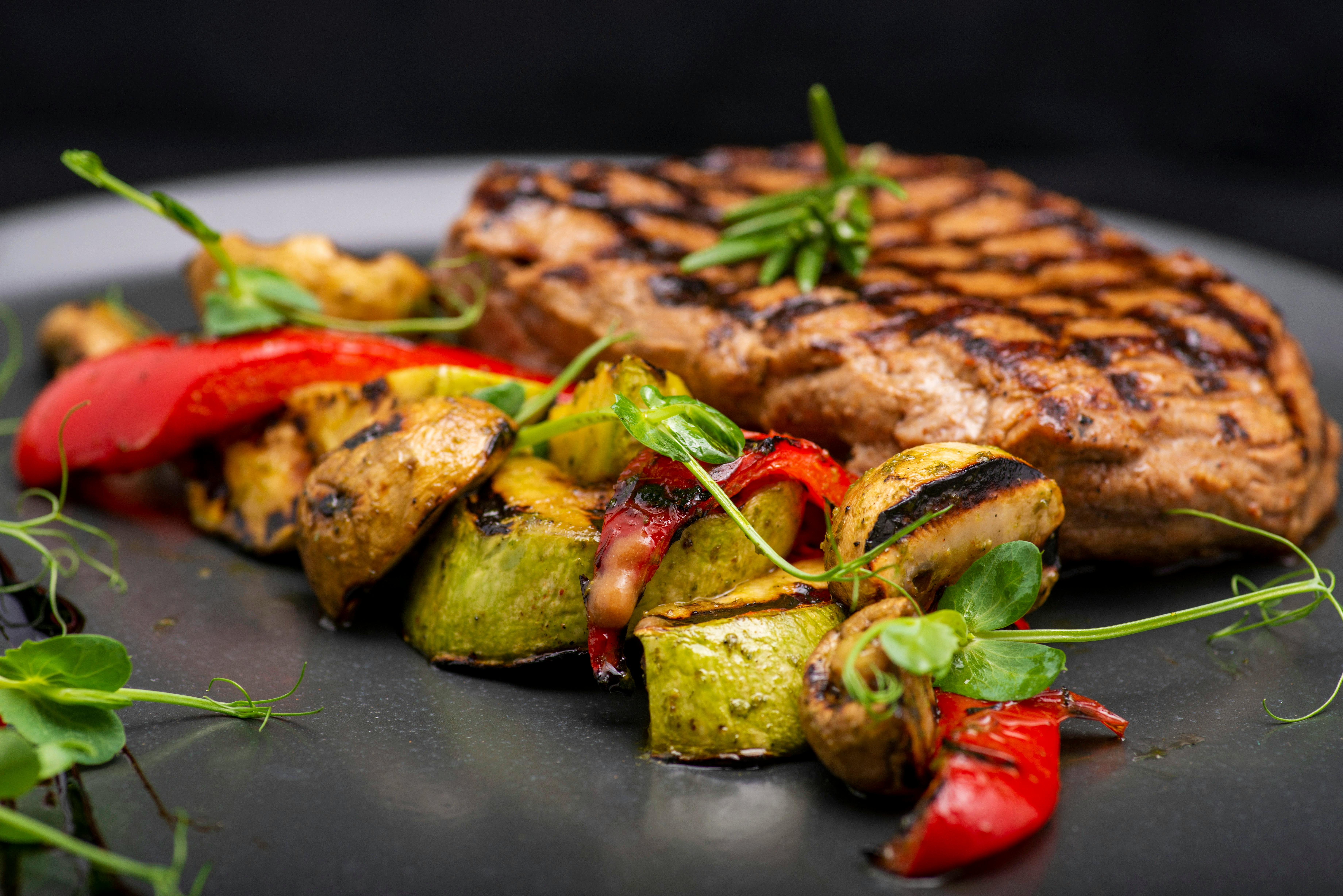 7360x4912 Grilled Meat with Vegetables · Free