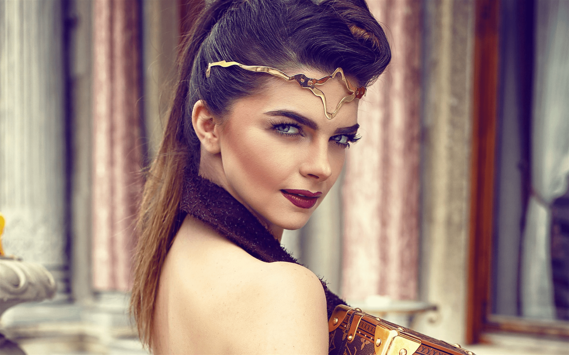 1920x1200 Turkish Actress Wallpaper
