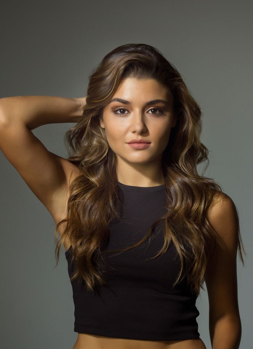 840x1160 Hande Erçel Turkish model and actress