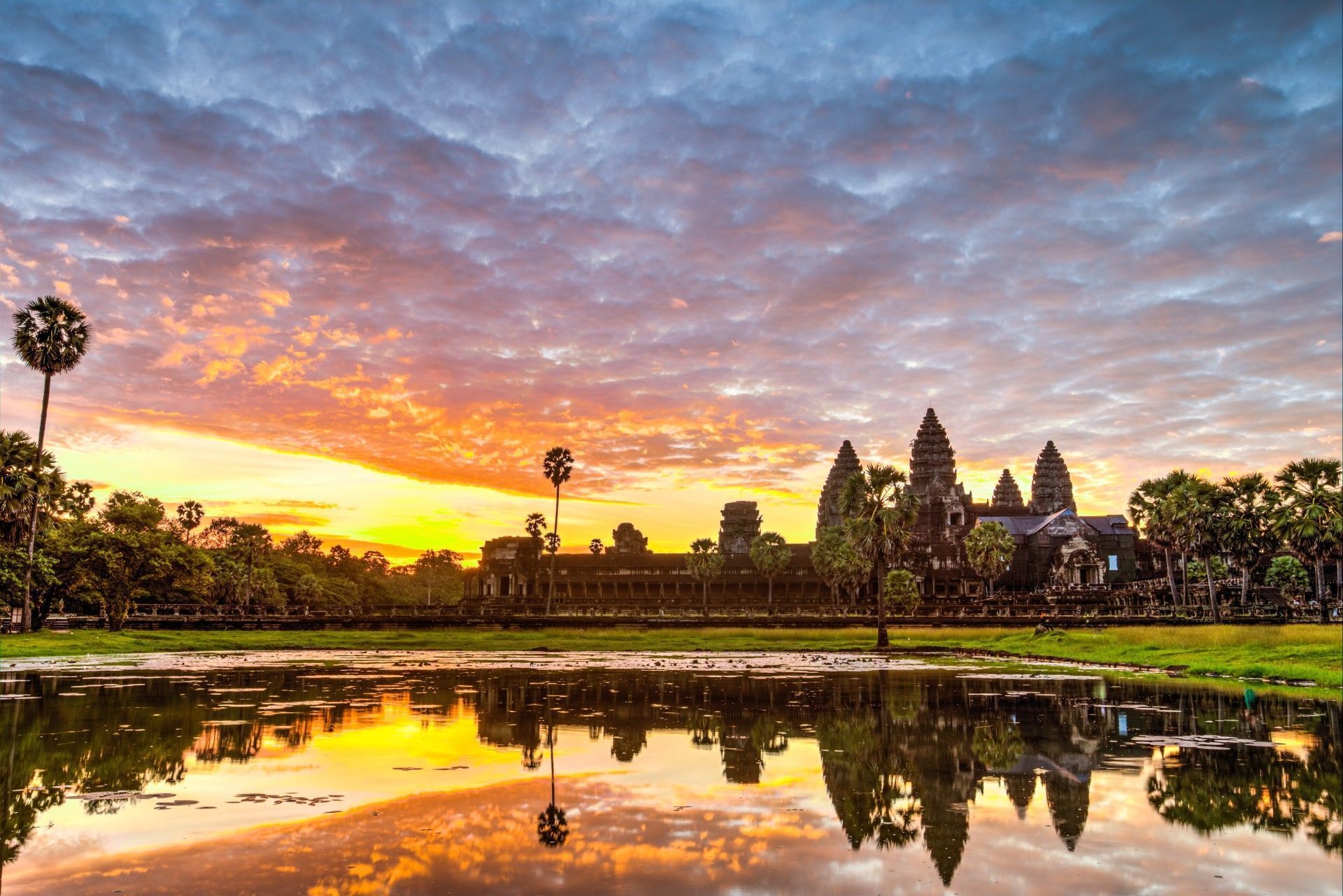 1920x1281 Angkor Temples Sunrise Bike Tour