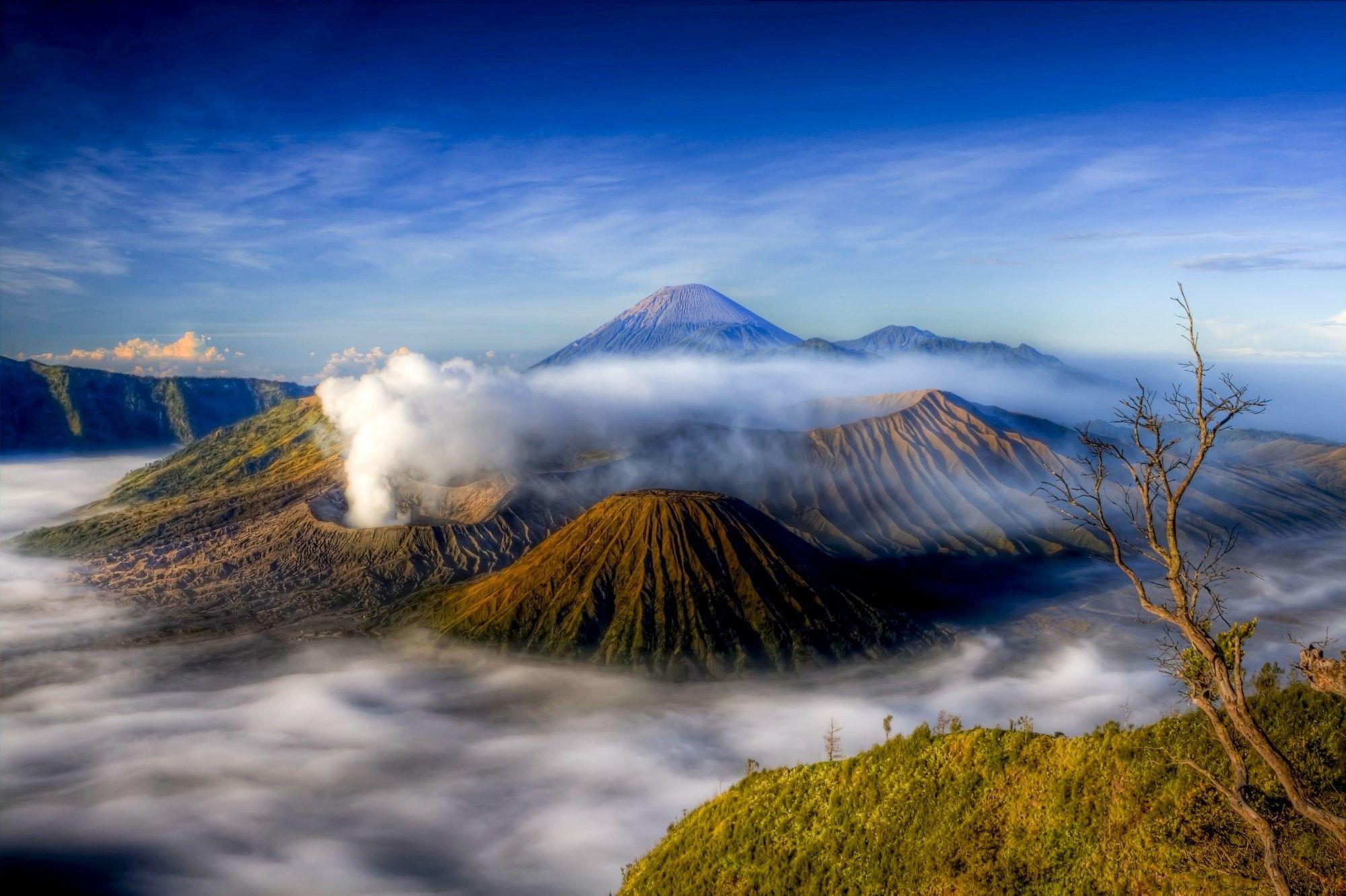 Bromo bo. Вулкан семеру Индонезия. Национальный парк «Бромо-Тенгер-семеру» - Индонезия. Остров Ява вулкан Бромо. Бромо Тенгер семеру национальный парк.