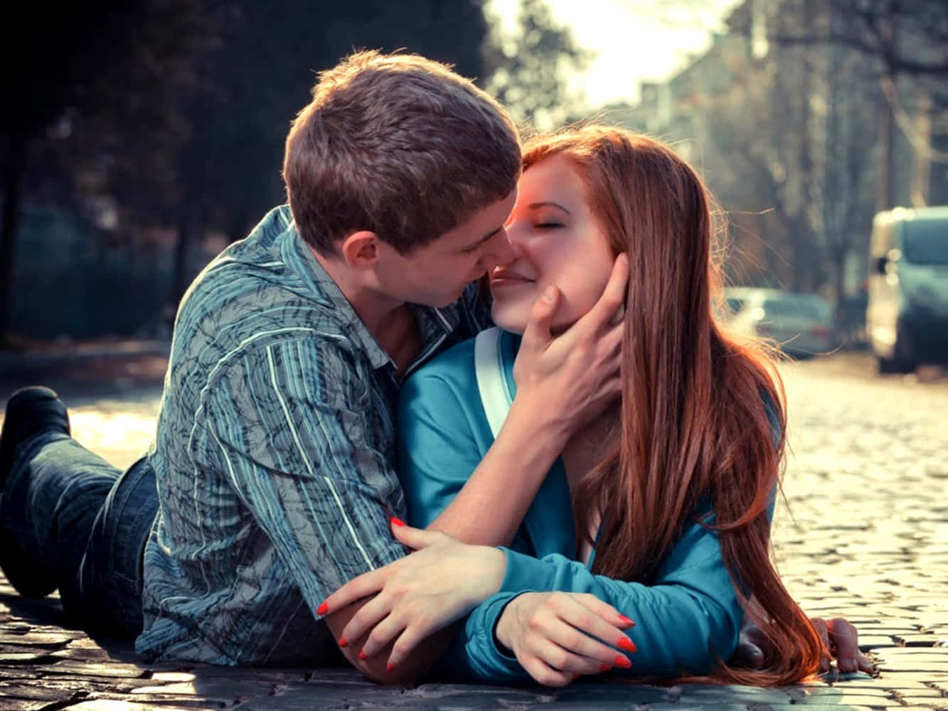 1333x1000 Boyfriend Kissing On Pavement Wallpaper